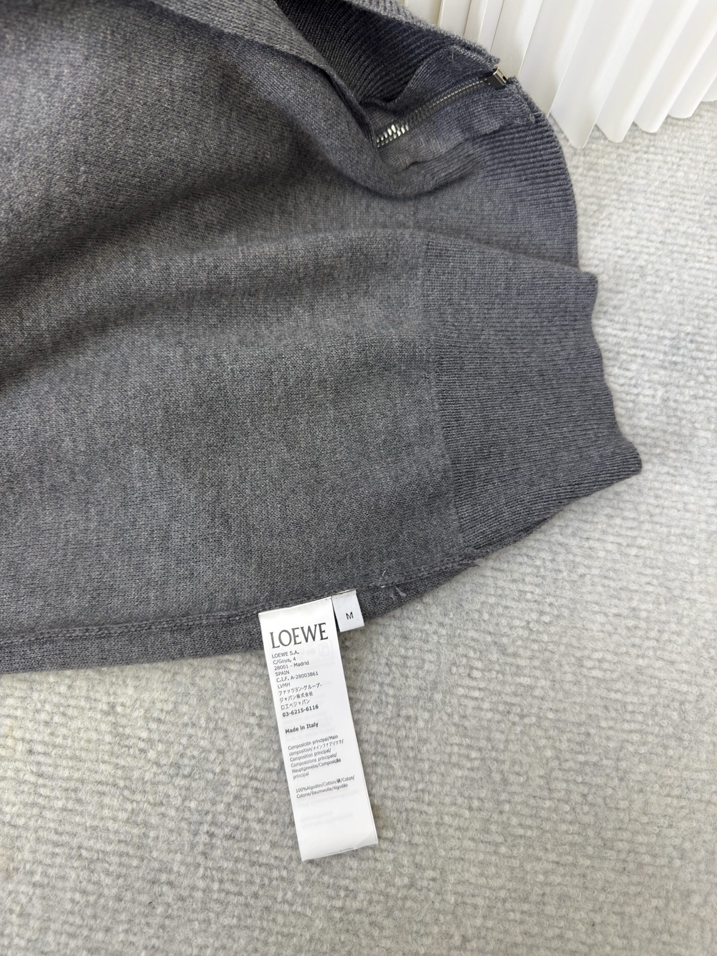 罗意威Loewe 拉链连帽卫衣定织32支兔绒混纺纱，兔绒的细度是动物纤维中非常细的，平均细度约为10.8