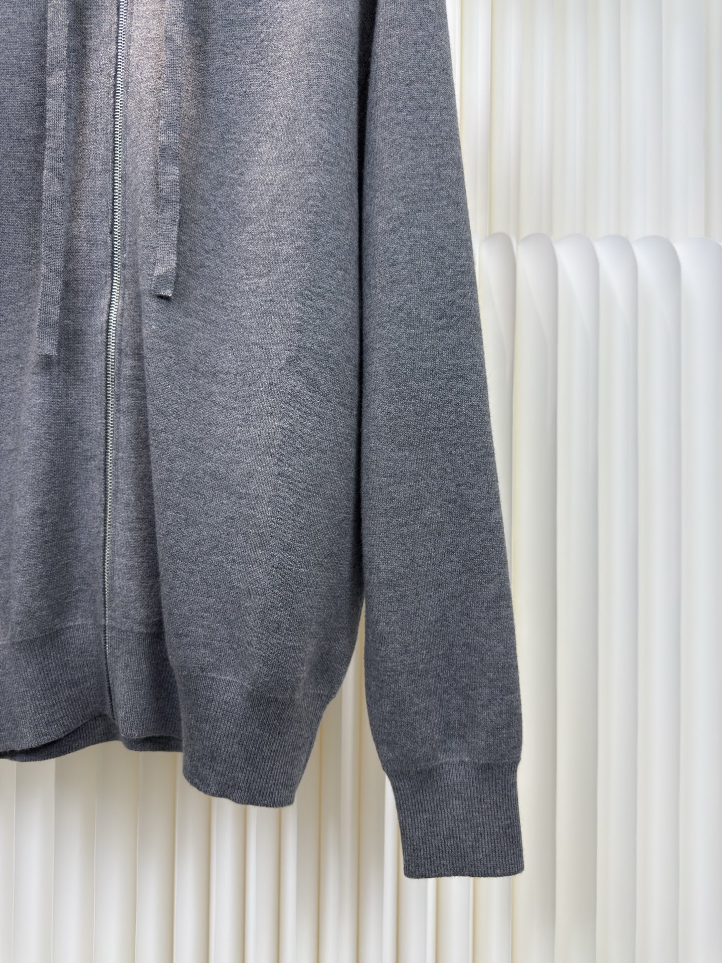 罗意威Loewe 拉链连帽卫衣定织32支兔绒混纺纱，兔绒的细度是动物纤维中非常细的，平均细度约为10.8