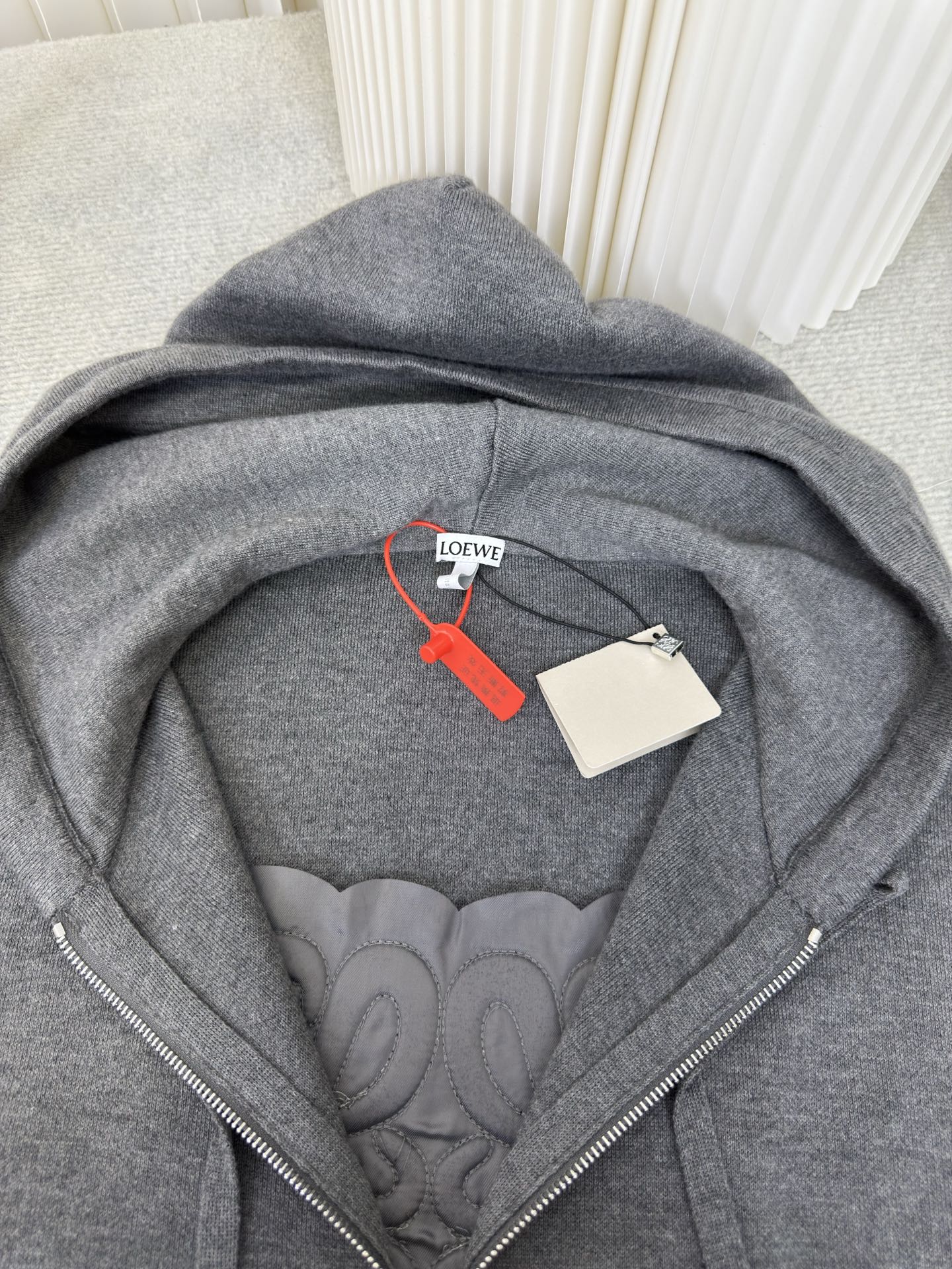 罗意威Loewe 拉链连帽卫衣定织32支兔绒混纺纱，兔绒的细度是动物纤维中非常细的，平均细度约为10.8