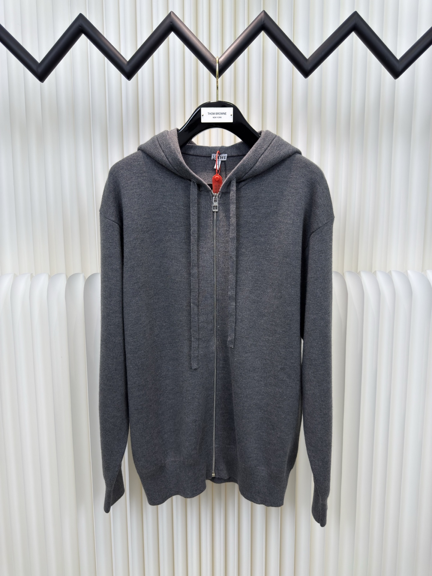 罗意威Loewe 拉链连帽卫衣定织32支兔绒混纺纱，兔绒的细度是动物纤维中非常细的，平均细度约为10.8