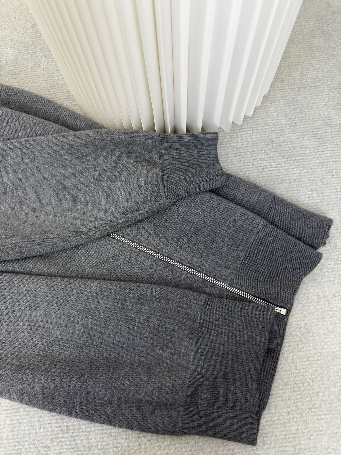 罗意威Loewe 拉链连帽卫衣定织32支兔绒混纺纱，兔绒的细度是动物纤维中非常细的，平均细度约为10.8