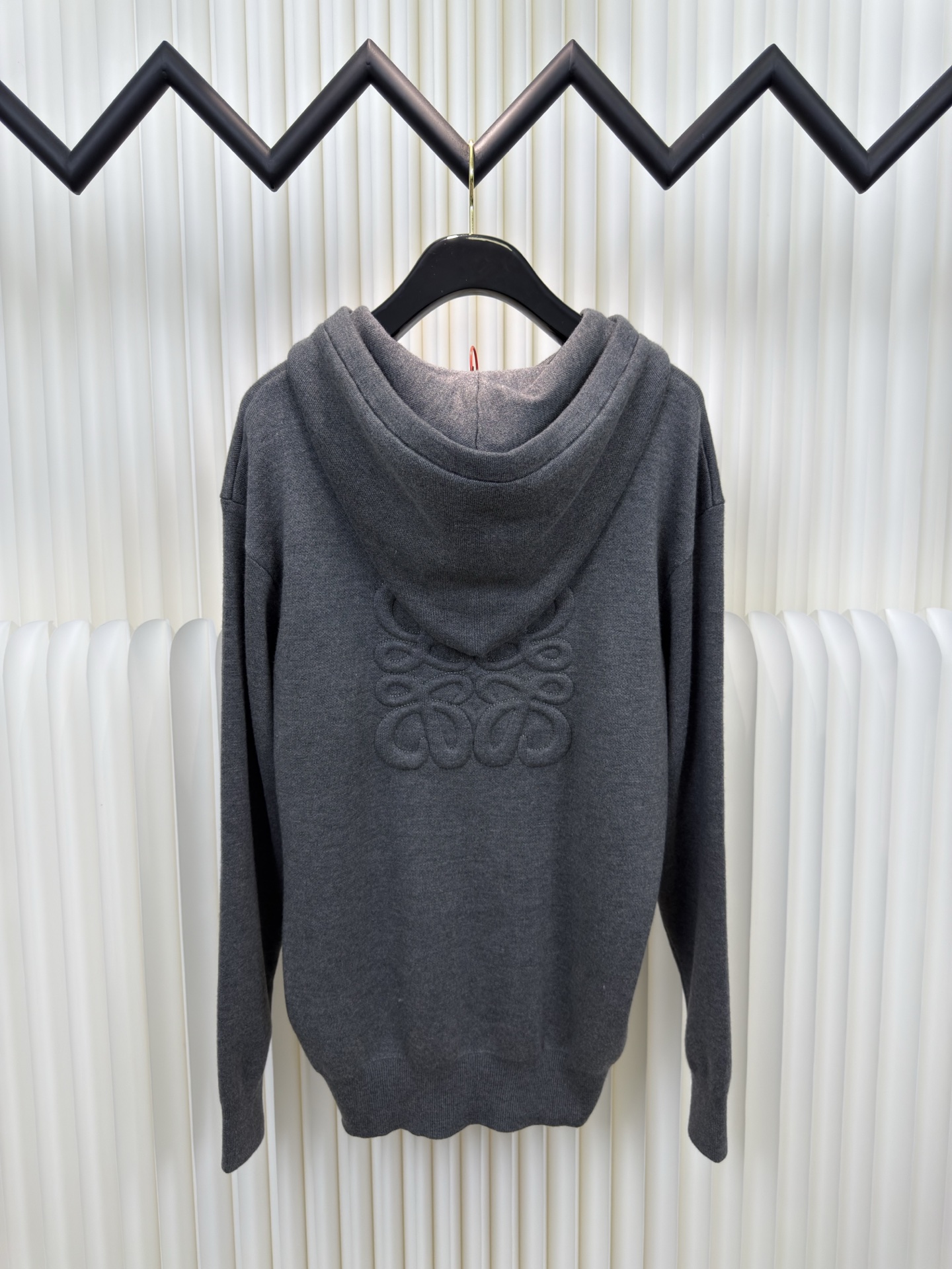 罗意威Loewe 拉链连帽卫衣定织32支兔绒混纺纱，兔绒的细度是动物纤维中非常细的，平均细度约为10.8