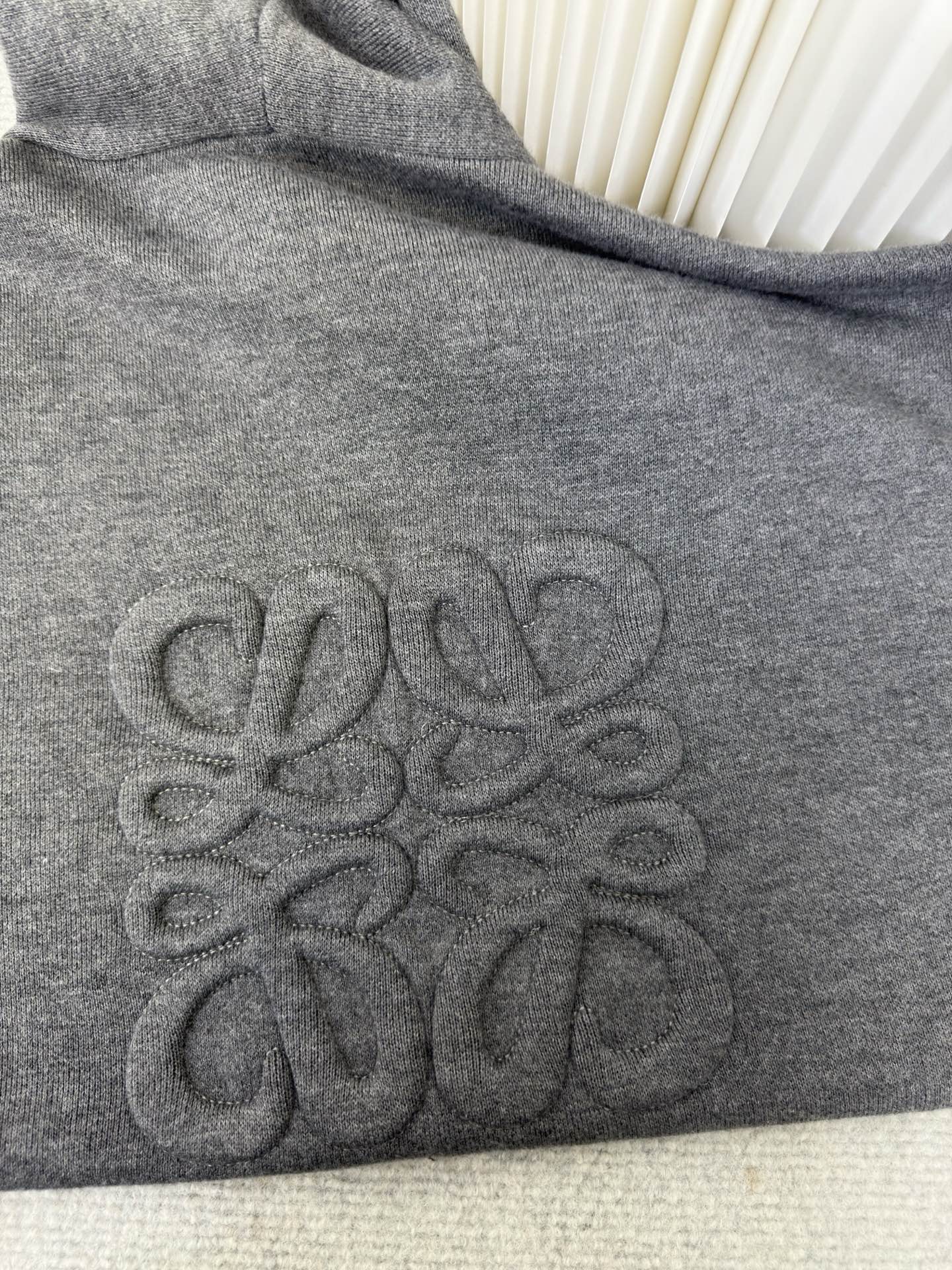 罗意威Loewe 拉链连帽卫衣定织32支兔绒混纺纱，兔绒的细度是动物纤维中非常细的，平均细度约为10.8