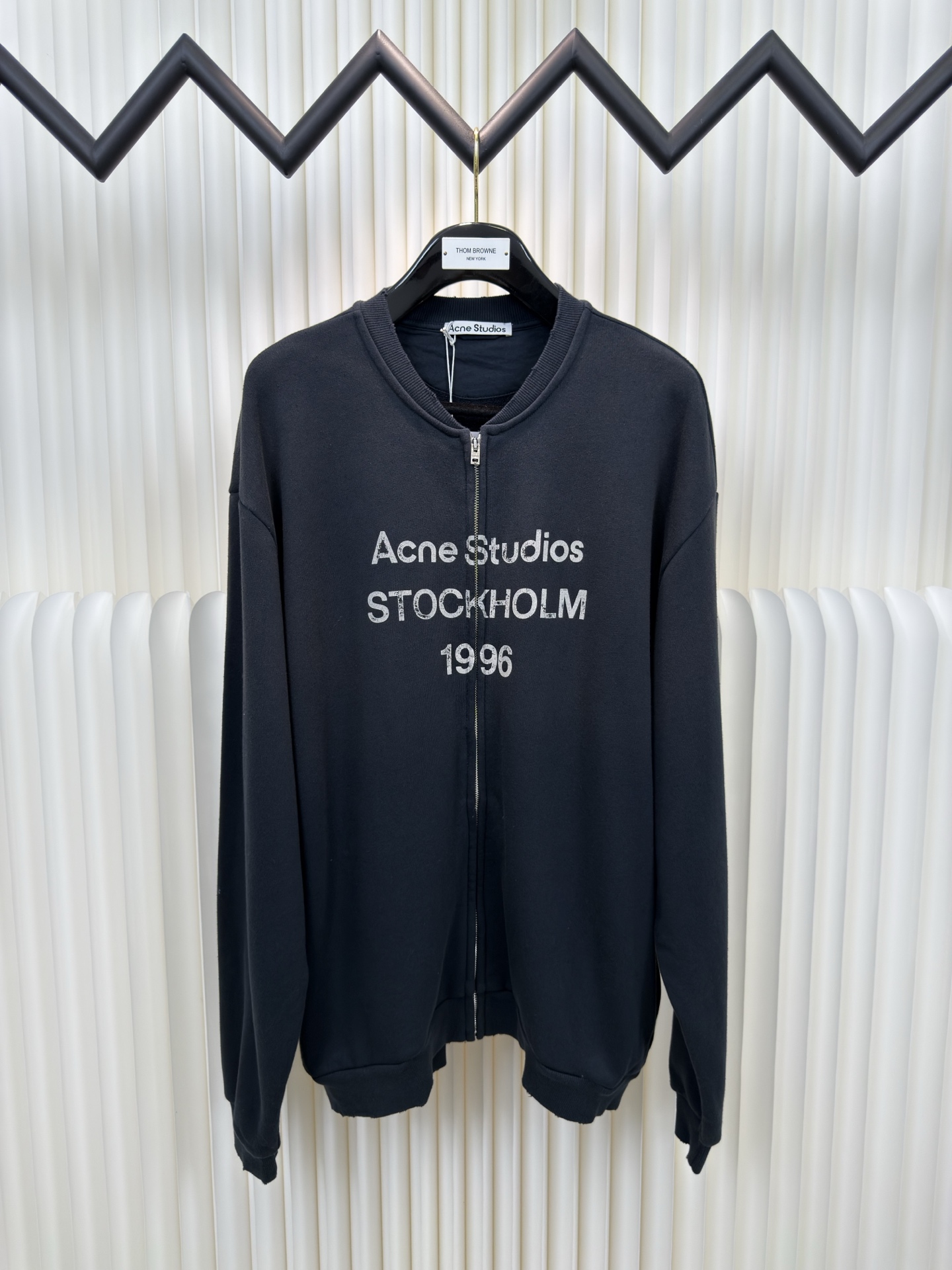 ACNE 印花做旧拉链卫衣定织定染400克精梳棉：专机织造高克重毛圈结构，确保挺括性与垂感，纱线经定制染