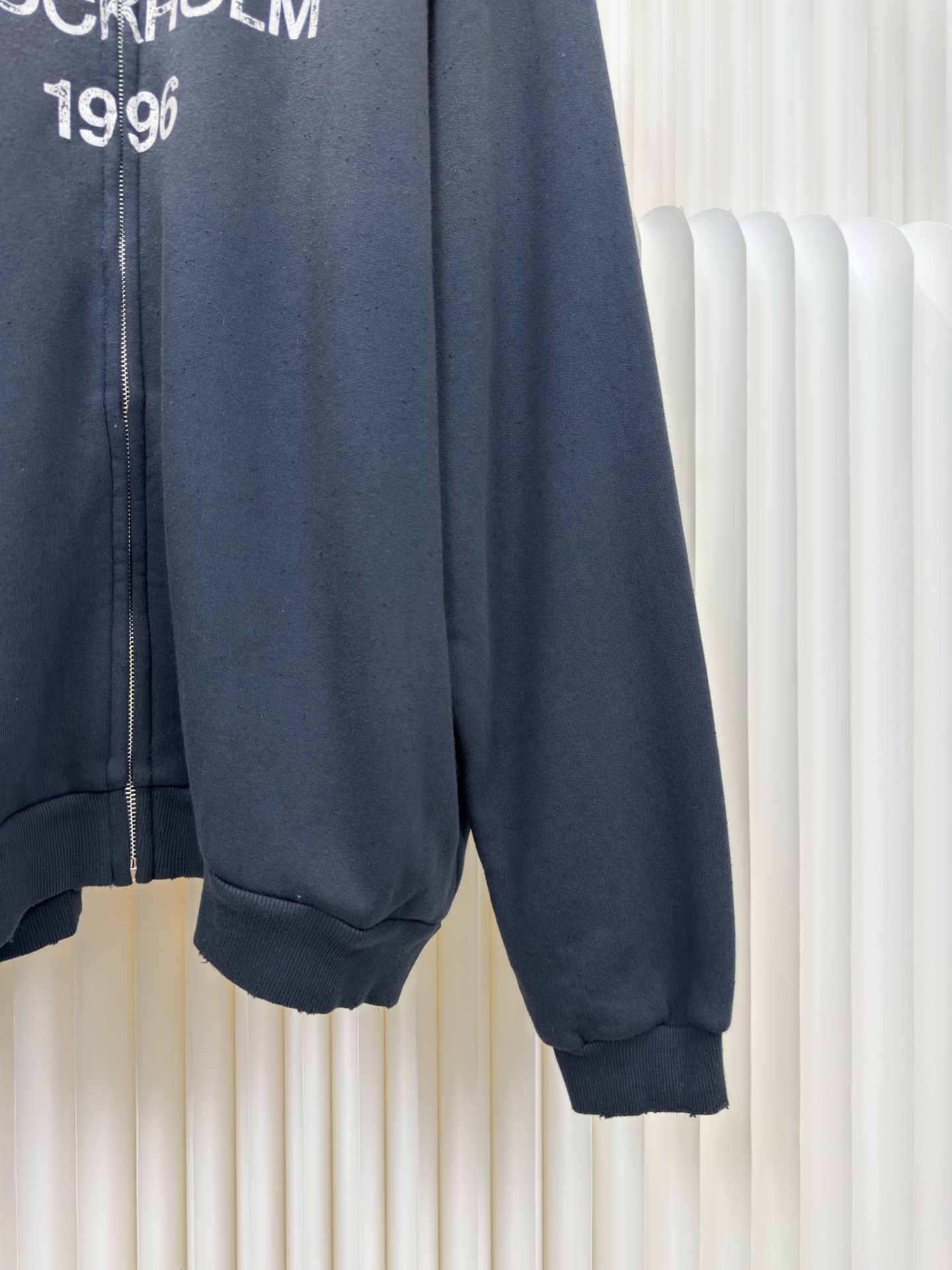 ACNE 印花做旧拉链卫衣定织定染400克精梳棉：专机织造高克重毛圈结构，确保挺括性与垂感，纱线经定制染