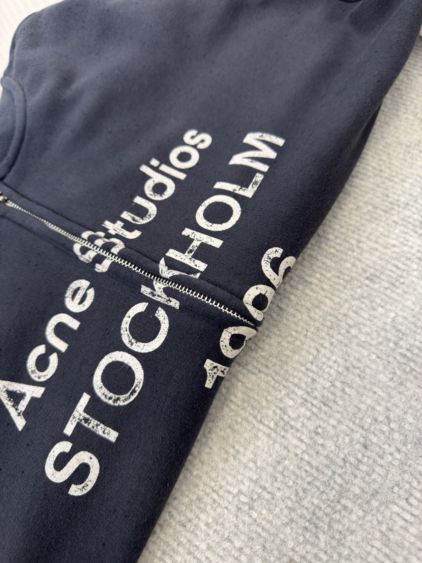 ACNE 印花做旧拉链卫衣定织定染400克精梳棉：专机织造高克重毛圈结构，确保挺括性与垂感，纱线经定制染