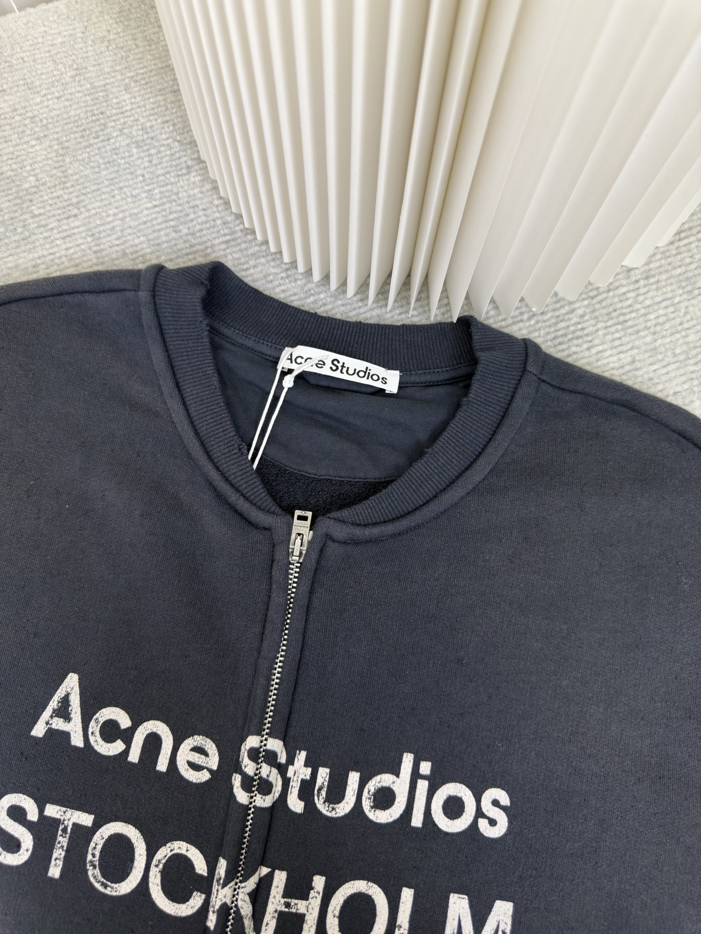 ACNE 印花做旧拉链卫衣定织定染400克精梳棉：专机织造高克重毛圈结构，确保挺括性与垂感，纱线经定制染