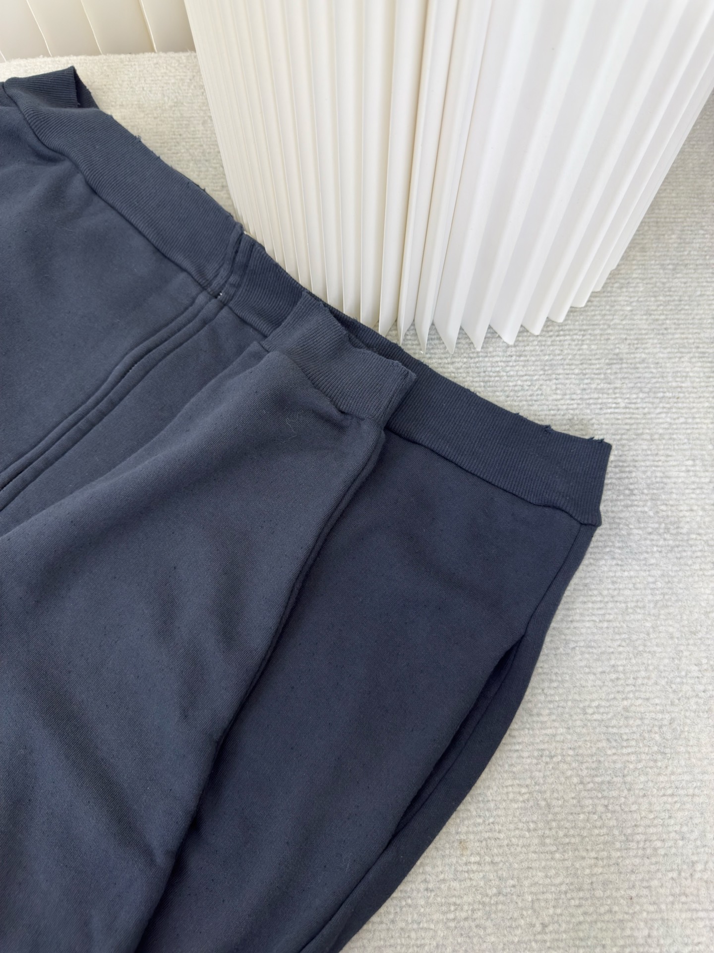 ACNE 印花做旧拉链卫衣定织定染400克精梳棉：专机织造高克重毛圈结构，确保挺括性与垂感，纱线经定制染