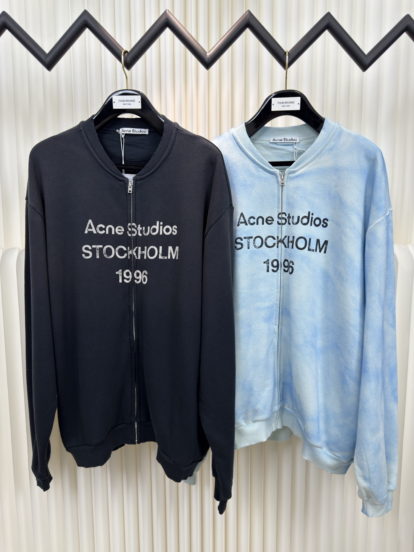 ACNE 印花做旧拉链卫衣定织定染400克精梳棉：专机织造高克重毛圈结构，确保挺括性与垂感，纱线经定制染