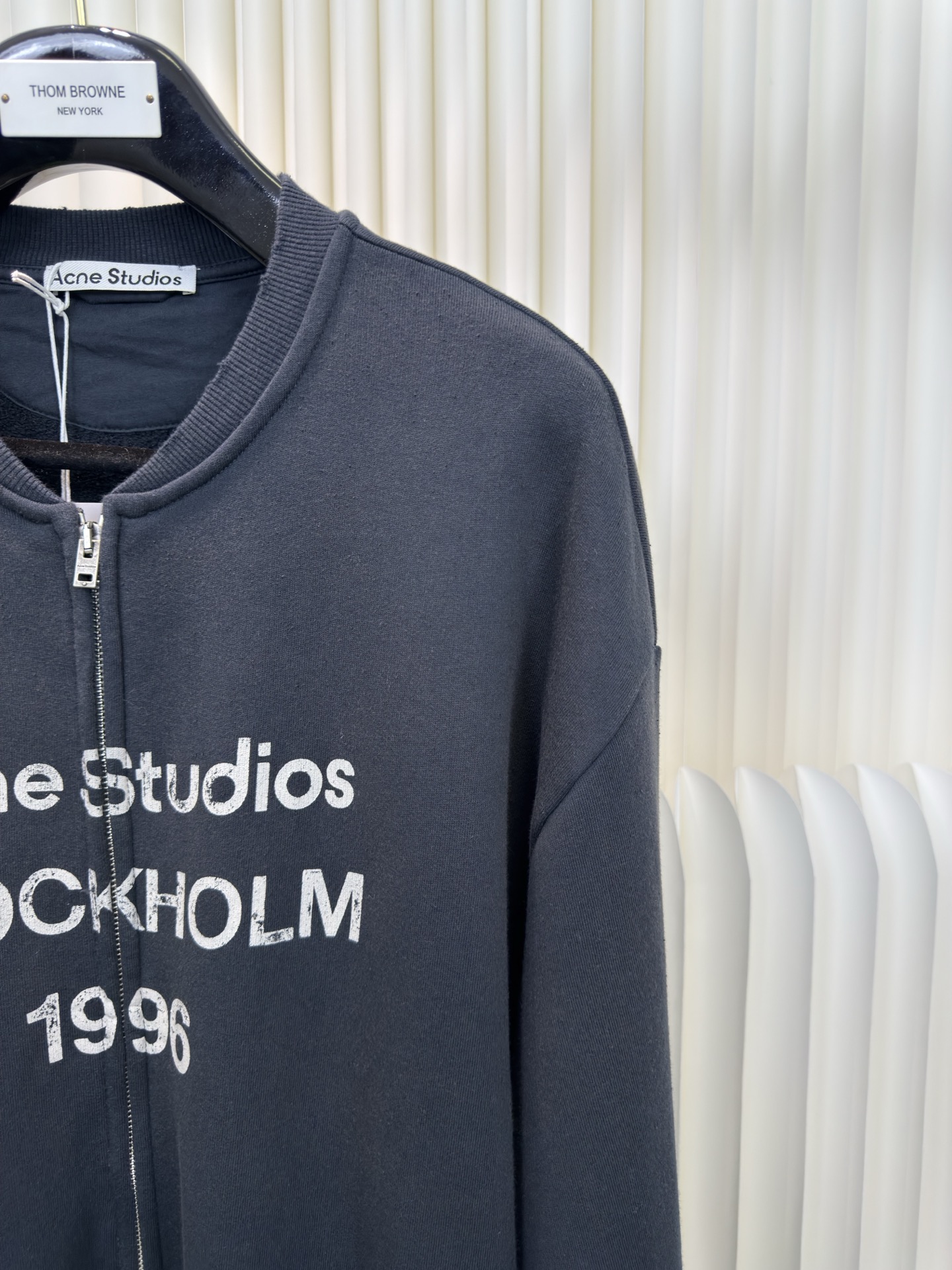 ACNE 印花做旧拉链卫衣定织定染400克精梳棉：专机织造高克重毛圈结构，确保挺括性与垂感，纱线经定制染