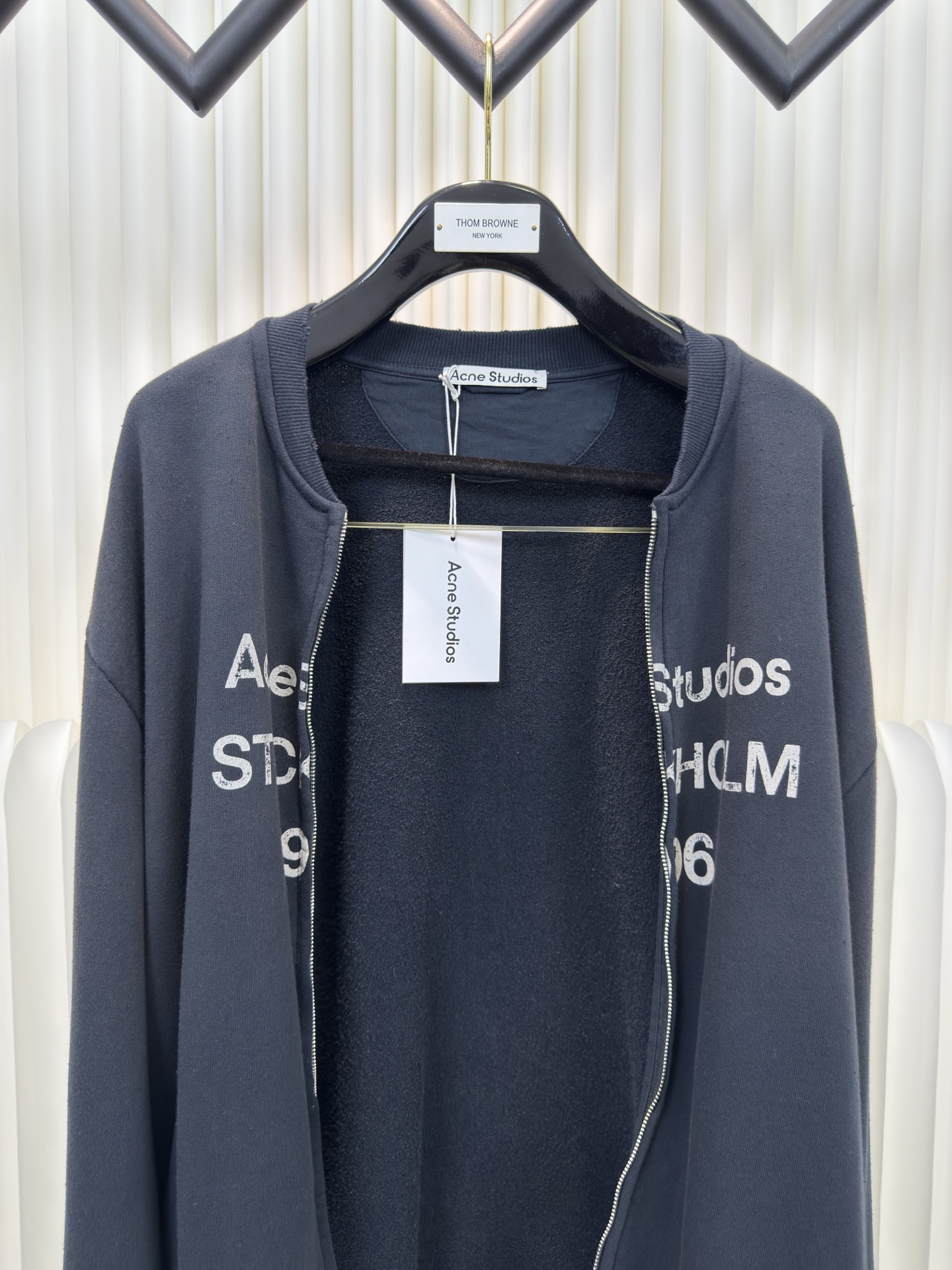 ACNE 印花做旧拉链卫衣定织定染400克精梳棉：专机织造高克重毛圈结构，确保挺括性与垂感，纱线经定制染