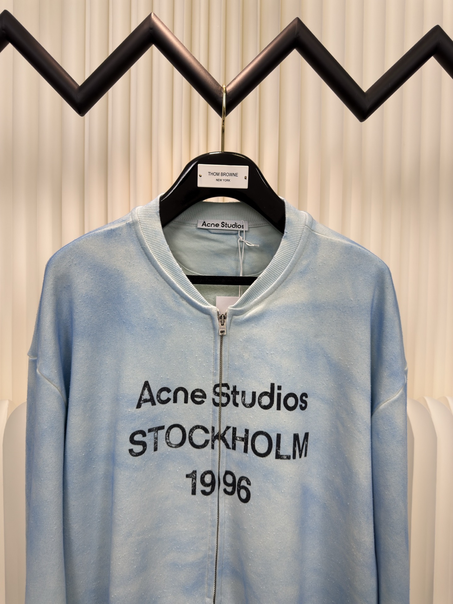 ACNE 印花做旧拉链卫衣定织定染400克精梳棉：专机织造高克重毛圈结构，确保挺括性与垂感，纱线经定制染