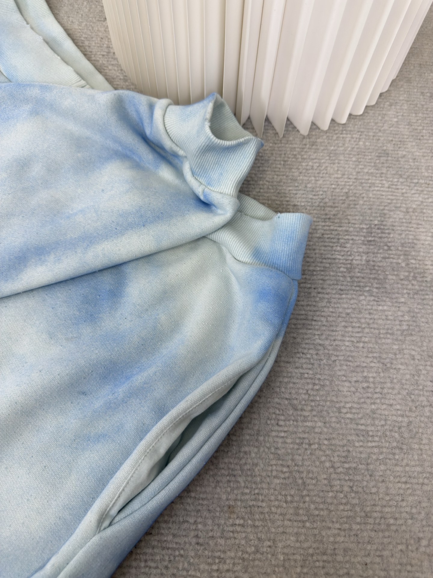 ACNE 印花做旧拉链卫衣定织定染400克精梳棉：专机织造高克重毛圈结构，确保挺括性与垂感，纱线经定制染