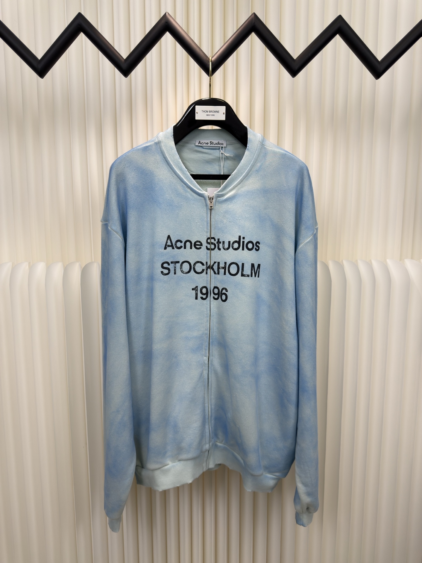 ACNE 印花做旧拉链卫衣定织定染400克精梳棉：专机织造高克重毛圈结构，确保挺括性与垂感，纱线经定制染