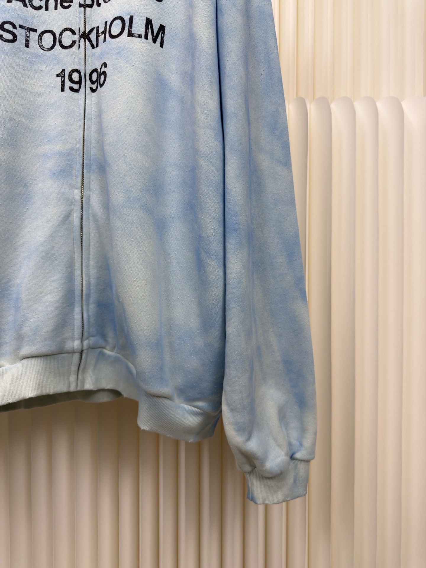 ACNE 印花做旧拉链卫衣定织定染400克精梳棉：专机织造高克重毛圈结构，确保挺括性与垂感，纱线经定制染