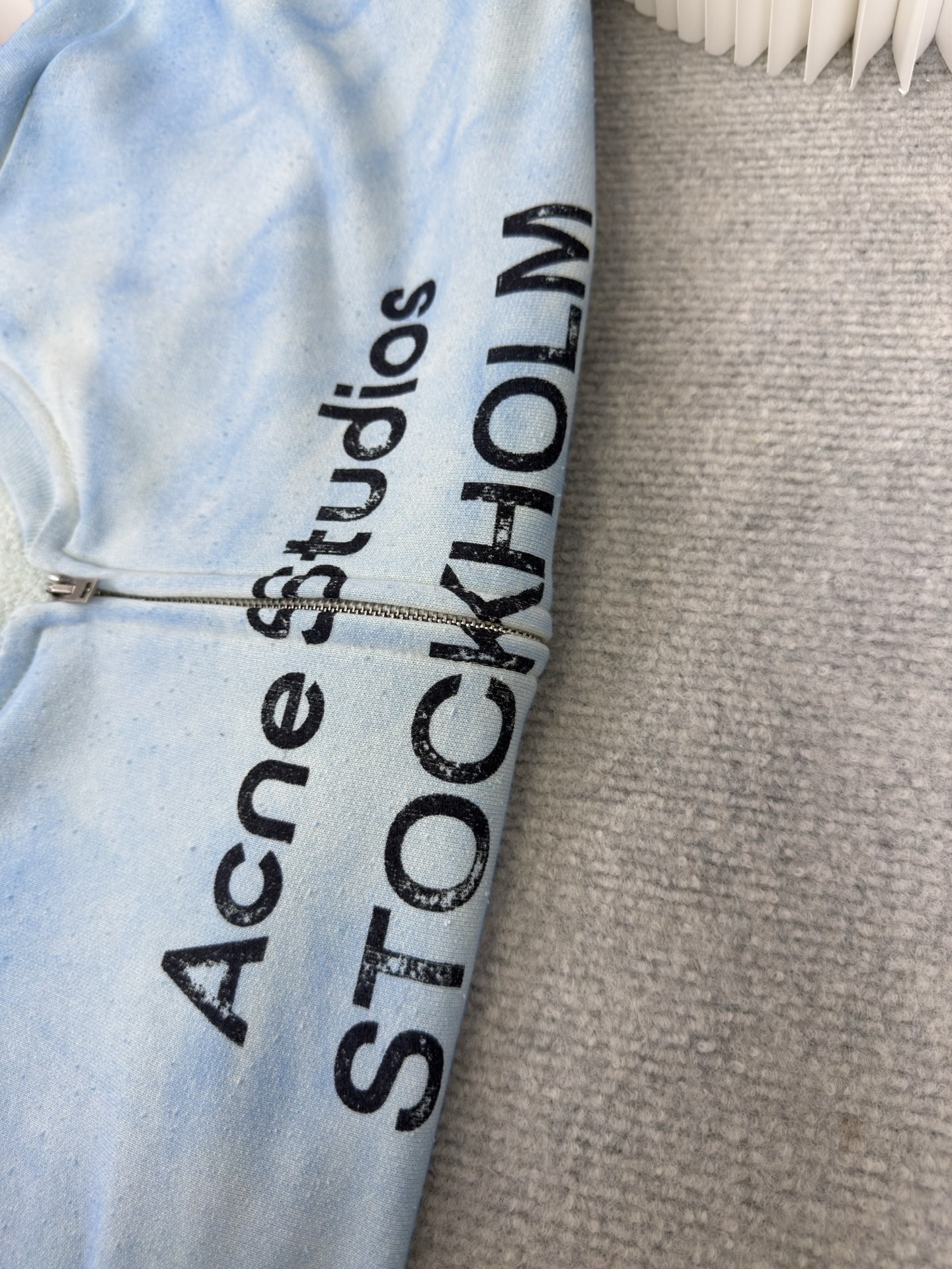 ACNE 印花做旧拉链卫衣定织定染400克精梳棉：专机织造高克重毛圈结构，确保挺括性与垂感，纱线经定制染