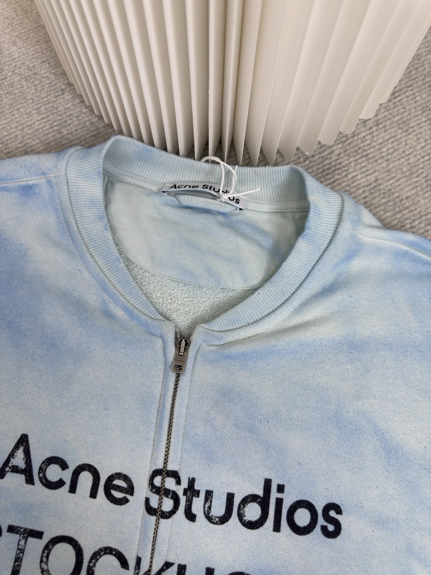 ACNE 印花做旧拉链卫衣定织定染400克精梳棉：专机织造高克重毛圈结构，确保挺括性与垂感，纱线经定制染