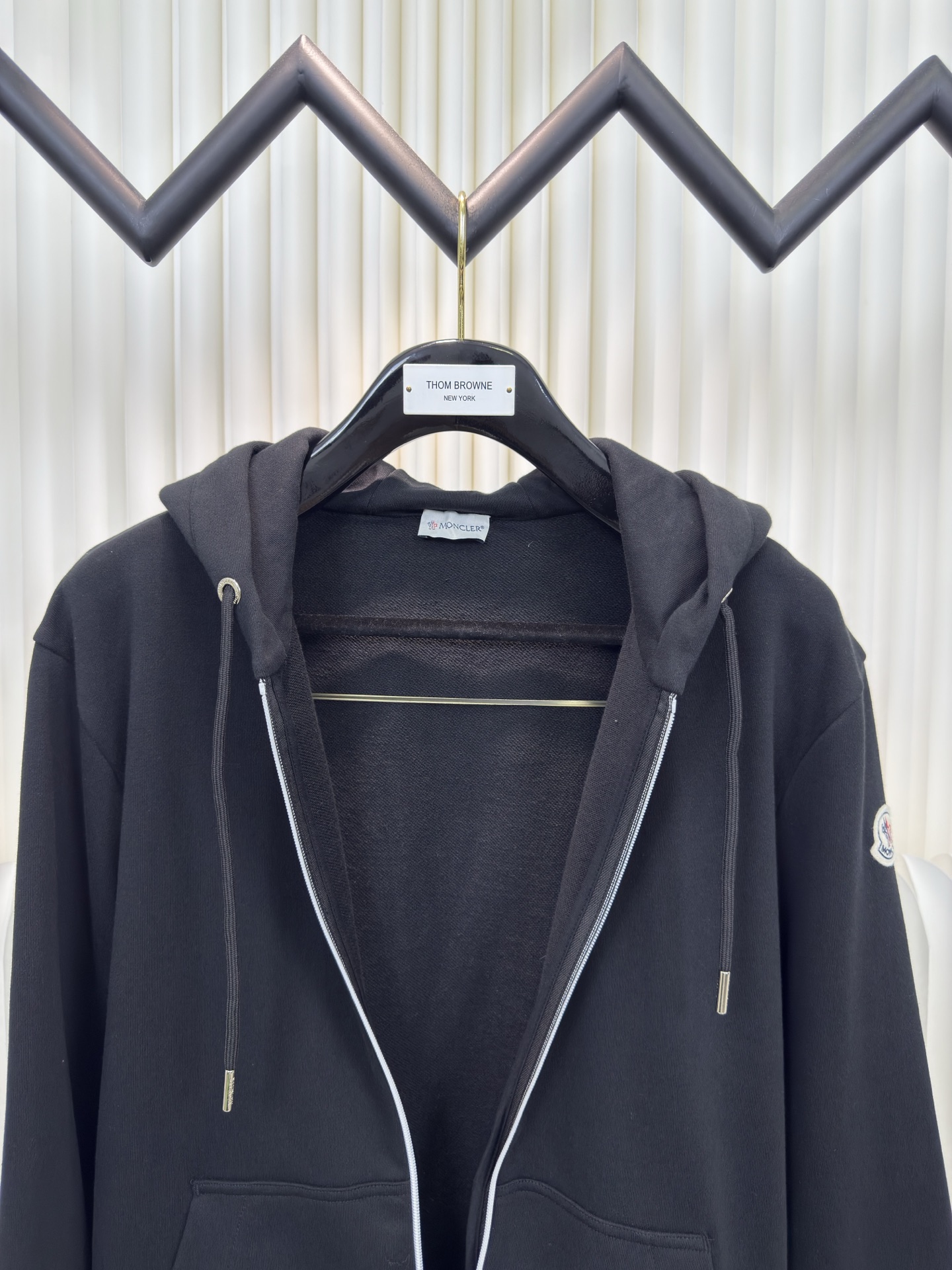 蒙口MONCLER印花标识连帽卫衣选用轻盈翻面绒棉质面料打造而成，通过高密度棉纤维在单层面料中实现内外差