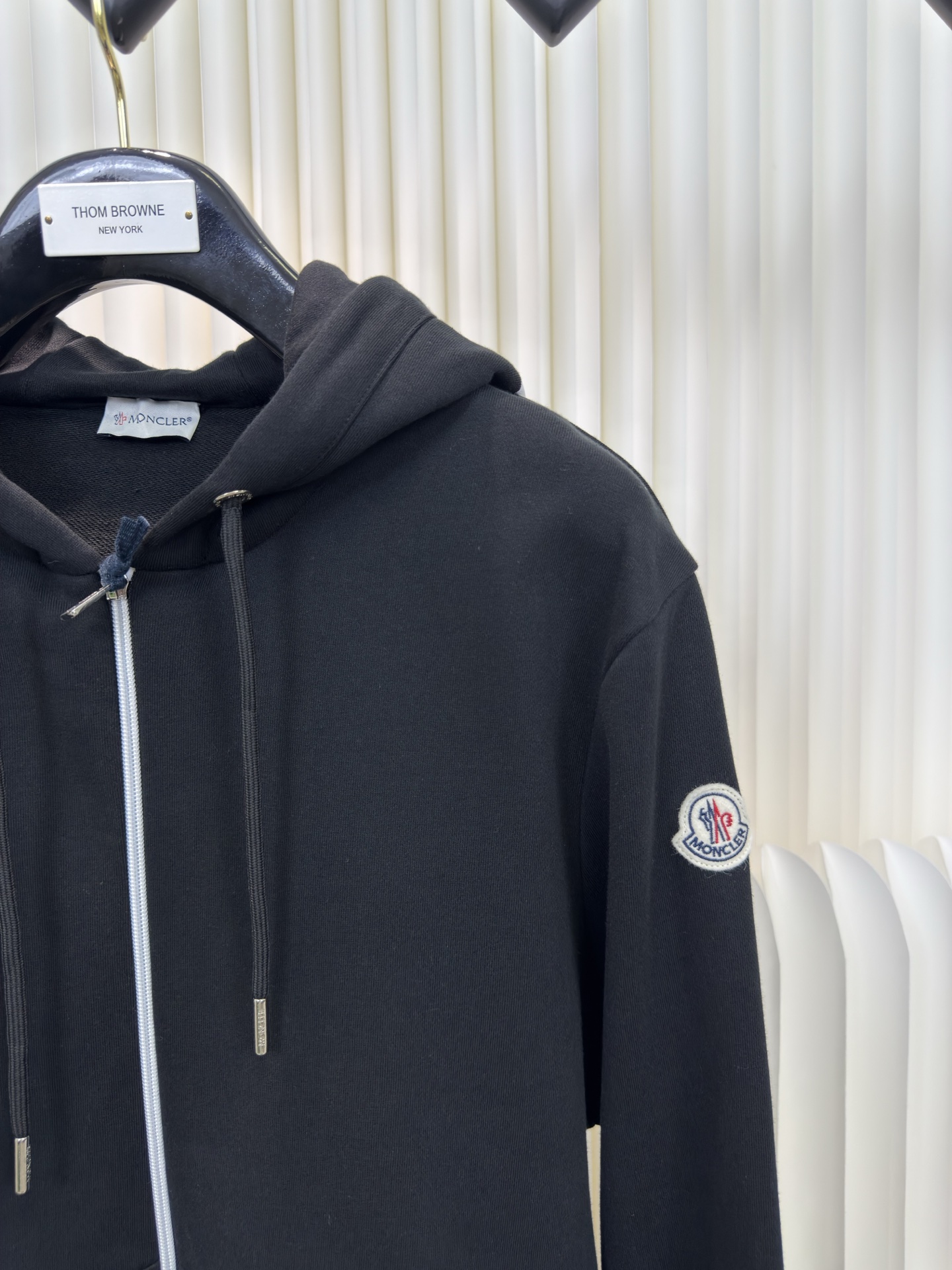 蒙口MONCLER印花标识连帽卫衣选用轻盈翻面绒棉质面料打造而成，通过高密度棉纤维在单层面料中实现内外差