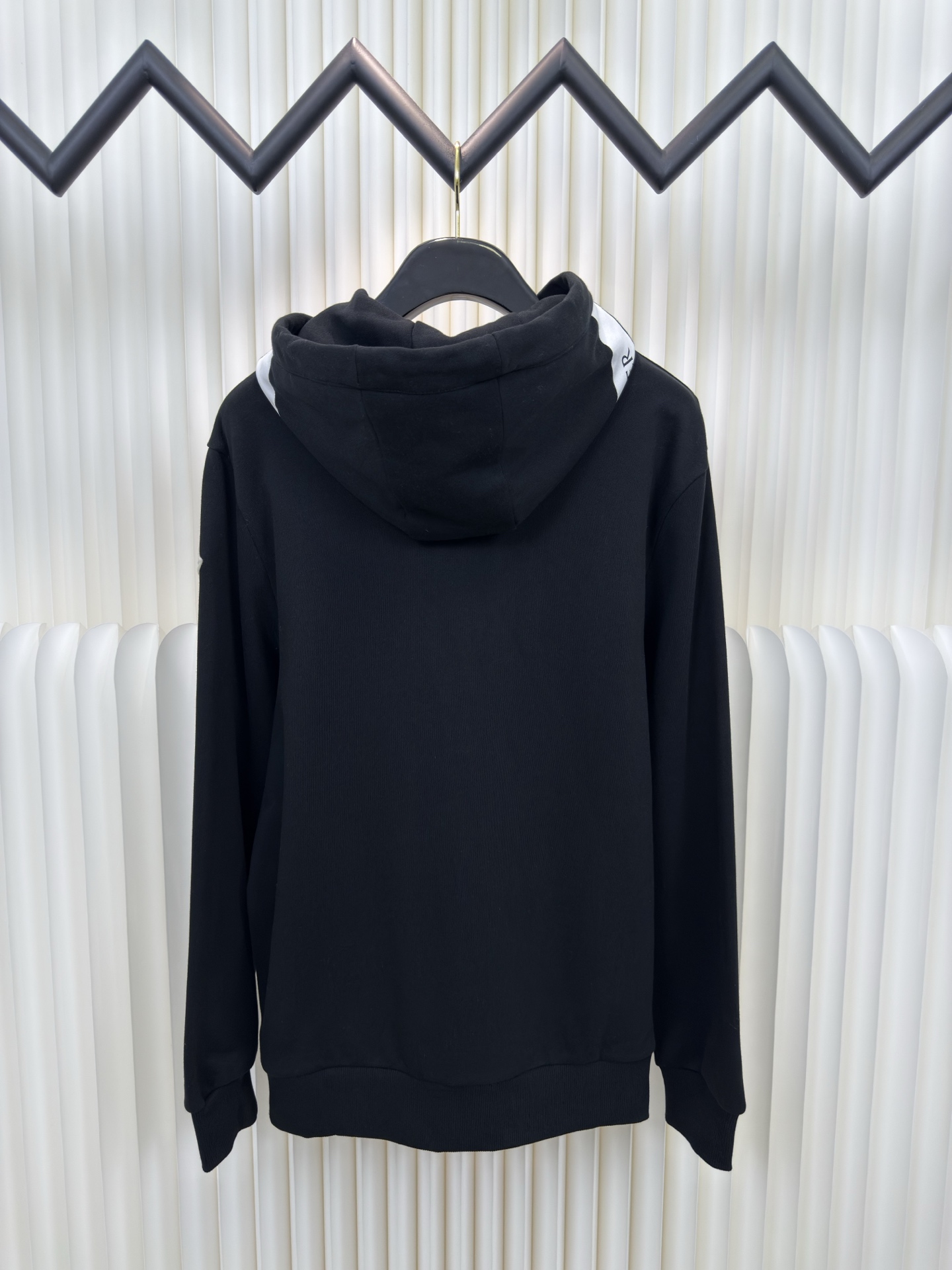 蒙口MONCLER印花标识连帽卫衣选用轻盈翻面绒棉质面料打造而成，通过高密度棉纤维在单层面料中实现内外差