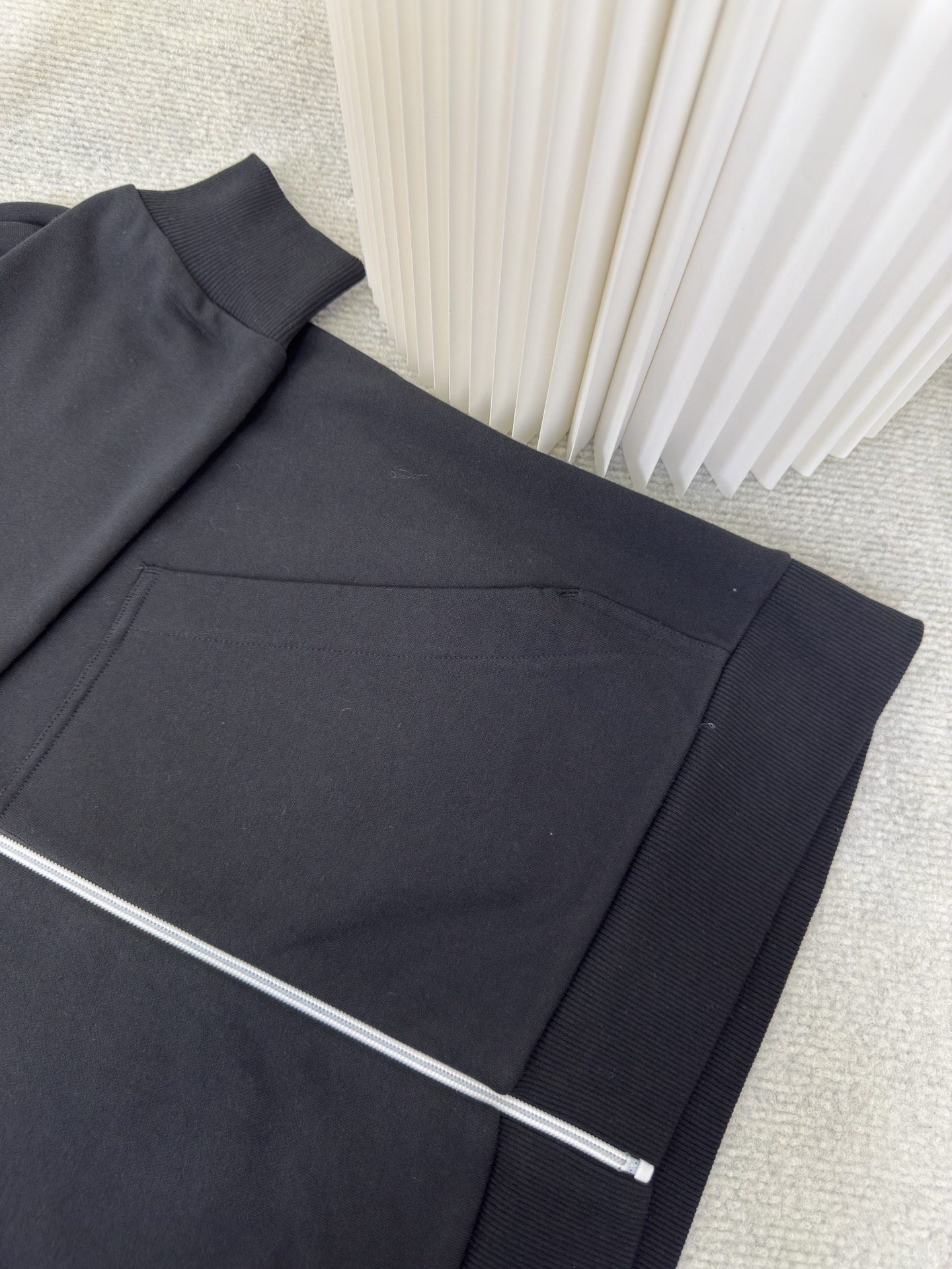 蒙口MONCLER印花标识连帽卫衣选用轻盈翻面绒棉质面料打造而成，通过高密度棉纤维在单层面料中实现内外差