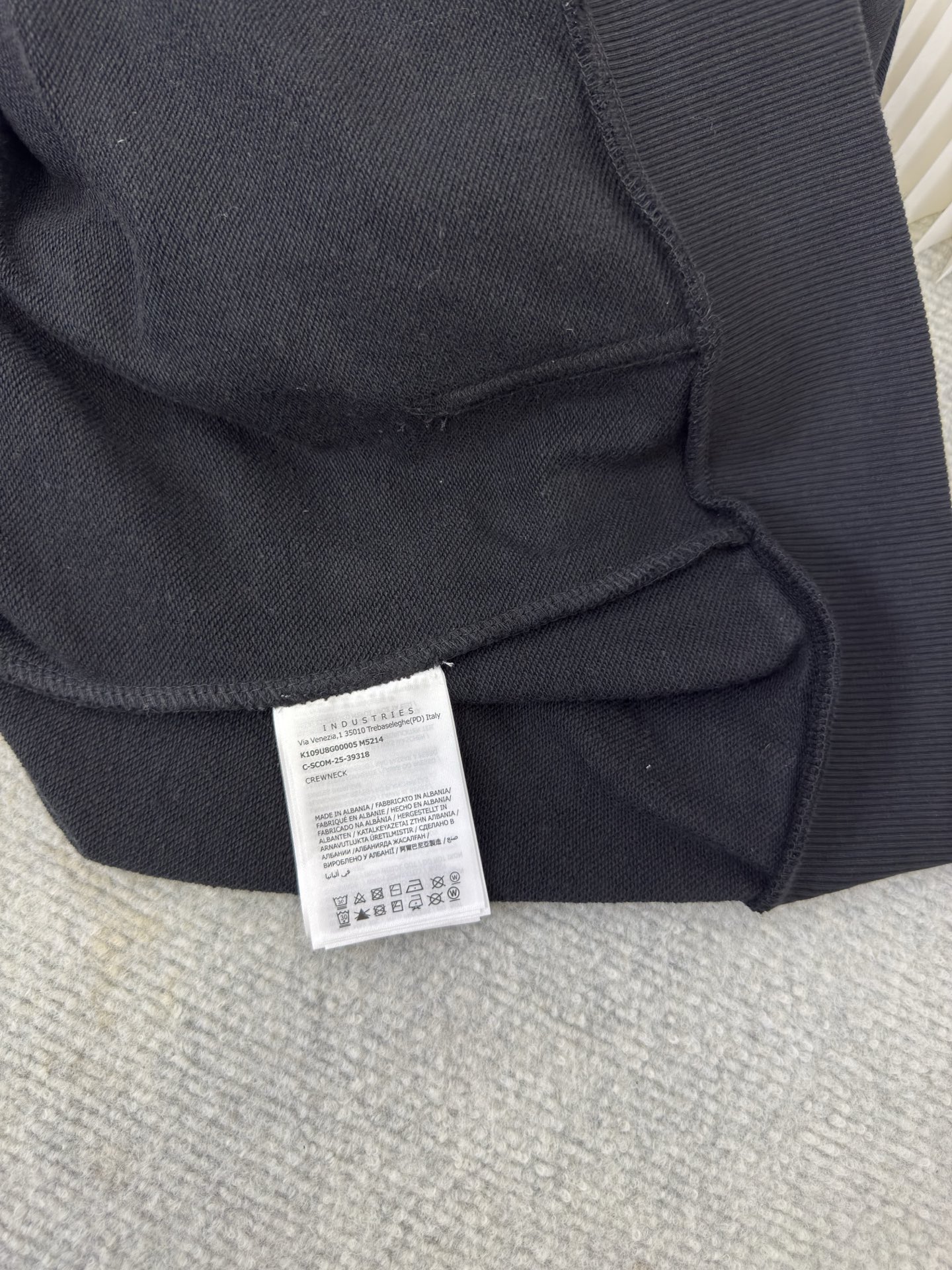 蒙口MONCLER印花标识连帽卫衣选用轻盈翻面绒棉质面料打造而成，通过高密度棉纤维在单层面料中实现内外差