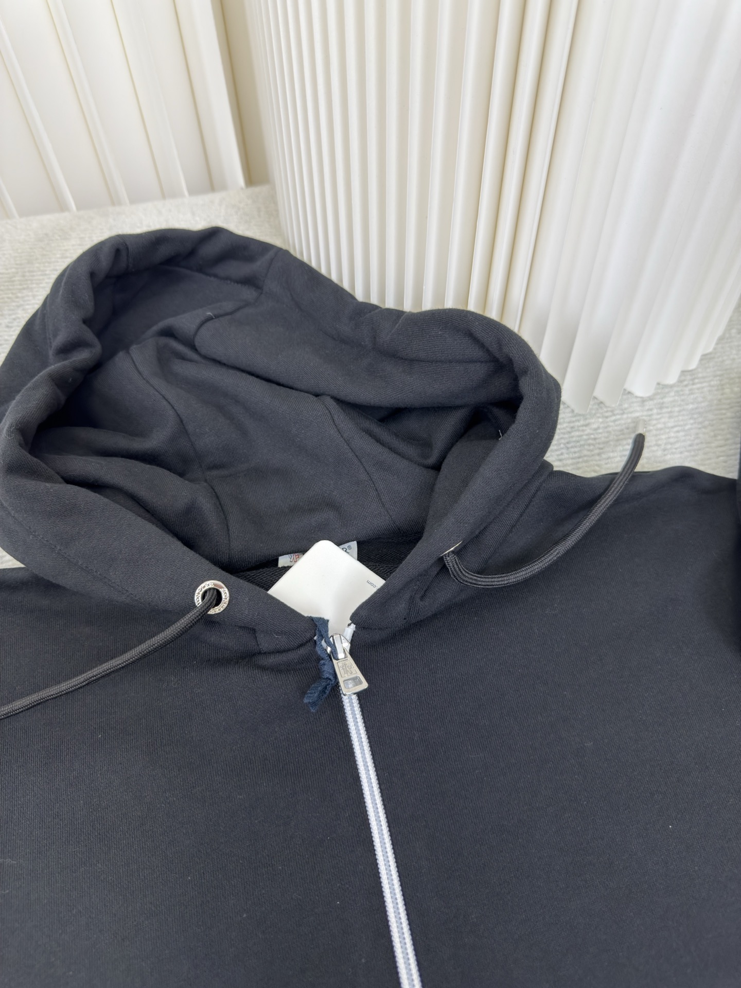 蒙口MONCLER印花标识连帽卫衣选用轻盈翻面绒棉质面料打造而成，通过高密度棉纤维在单层面料中实现内外差