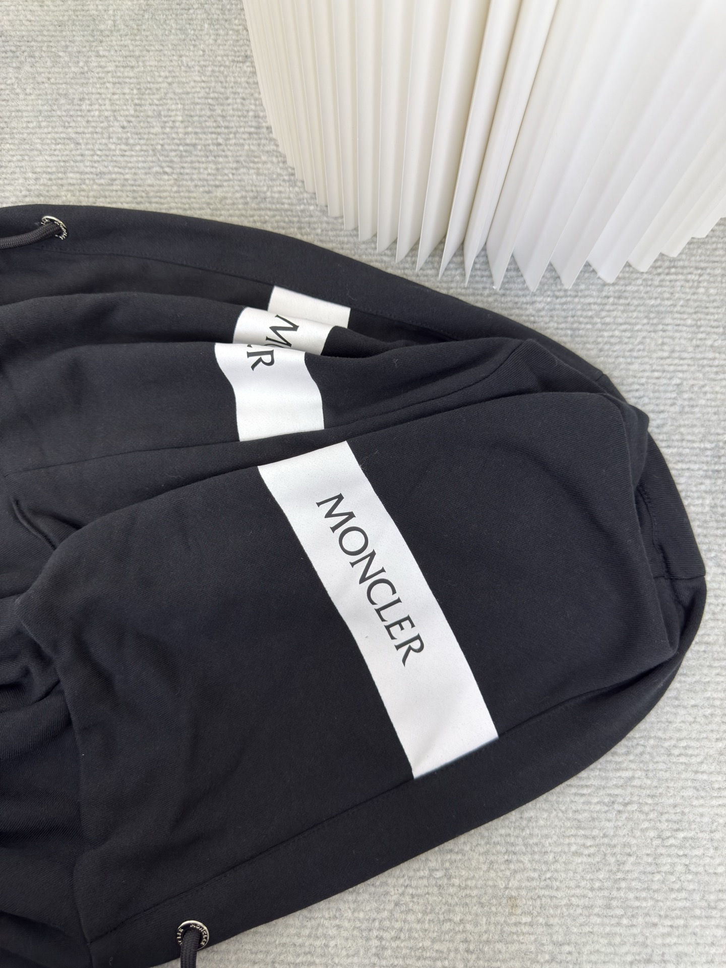 蒙口MONCLER印花标识连帽卫衣选用轻盈翻面绒棉质面料打造而成，通过高密度棉纤维在单层面料中实现内外差