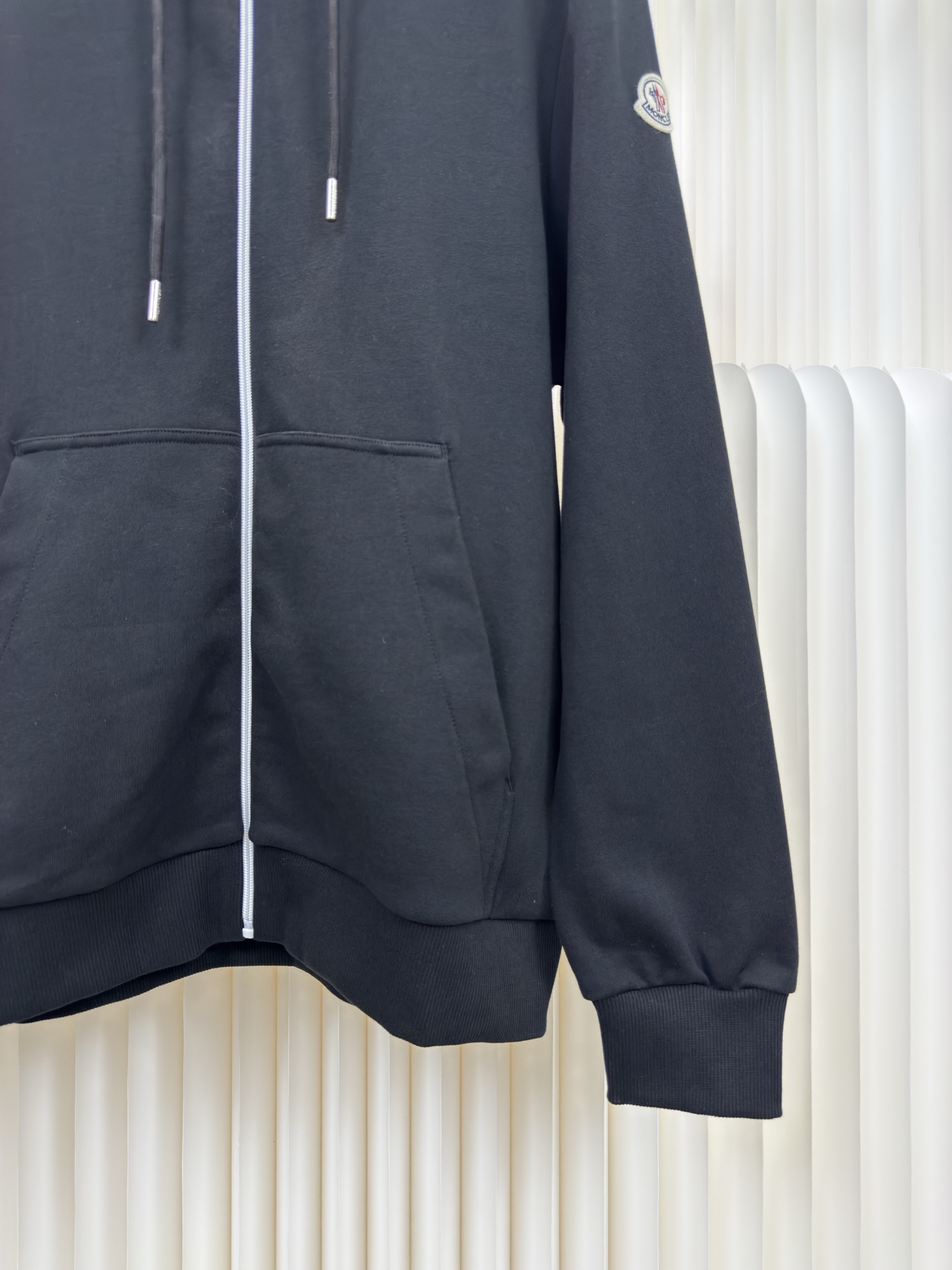 蒙口MONCLER印花标识连帽卫衣选用轻盈翻面绒棉质面料打造而成，通过高密度棉纤维在单层面料中实现内外差