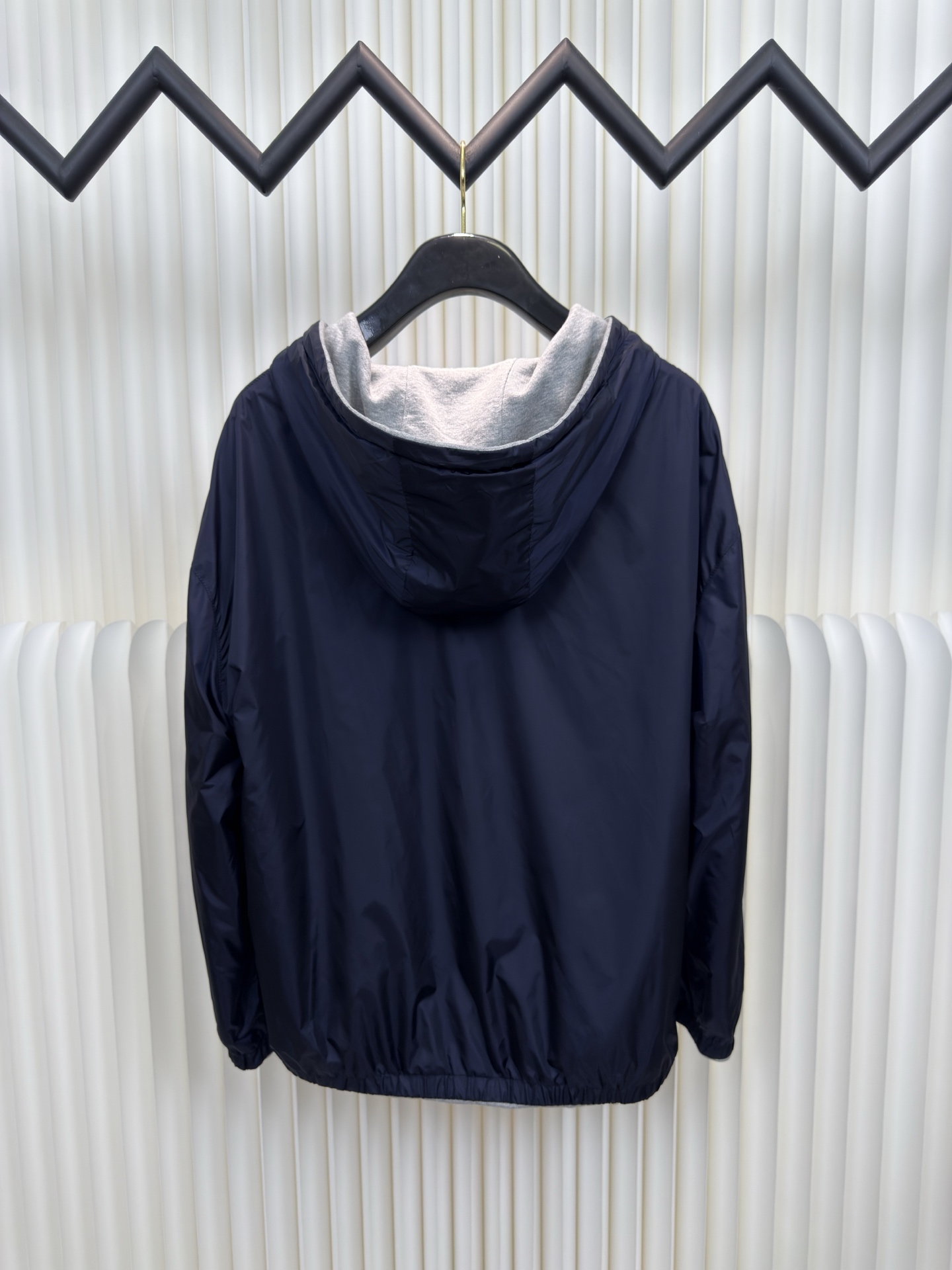 Miu Miu 双面穿连帽卫衣针织面采用400g/m²高克重双纱毛圈布，采用双纱并线编织，比单纱毛圈提升