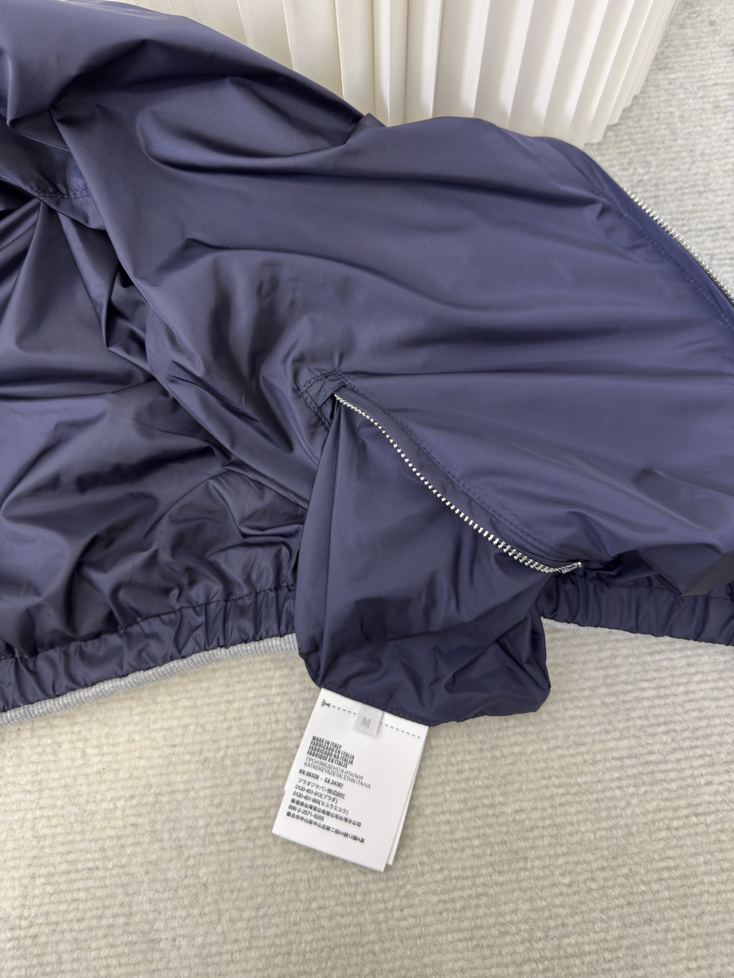 Miu Miu 双面穿连帽卫衣针织面采用400g/m²高克重双纱毛圈布，采用双纱并线编织，比单纱毛圈提升