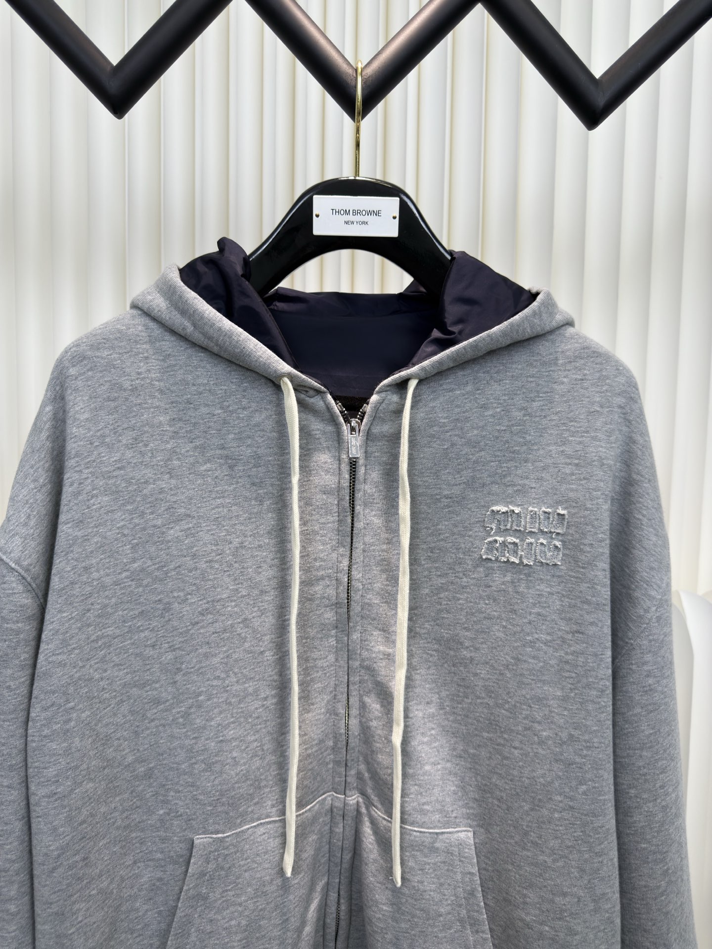 Miu Miu 双面穿连帽卫衣针织面采用400g/m²高克重双纱毛圈布，采用双纱并线编织，比单纱毛圈提升