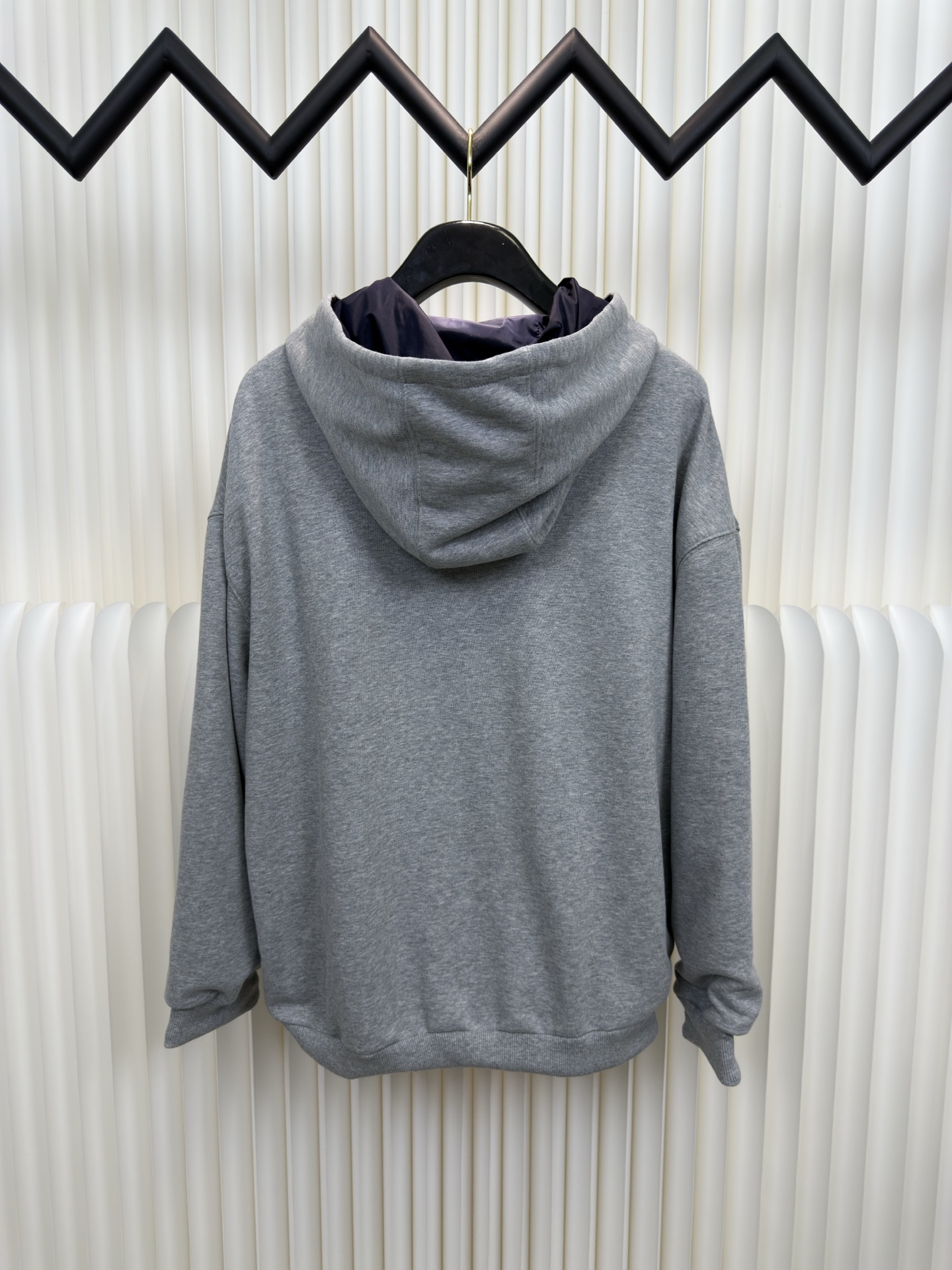 Miu Miu 双面穿连帽卫衣针织面采用400g/m²高克重双纱毛圈布，采用双纱并线编织，比单纱毛圈提升