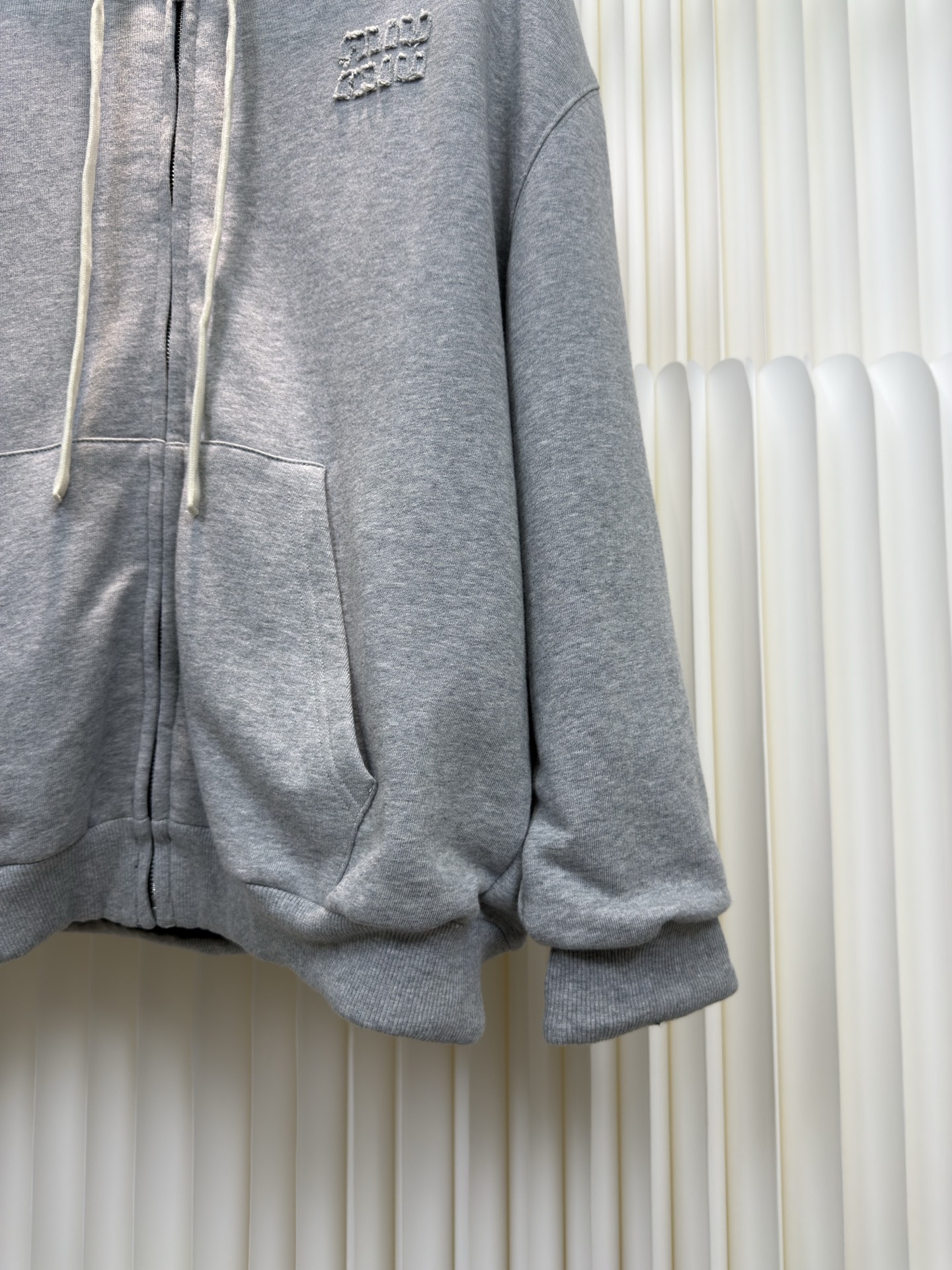 Miu Miu 双面穿连帽卫衣针织面采用400g/m²高克重双纱毛圈布，采用双纱并线编织，比单纱毛圈提升