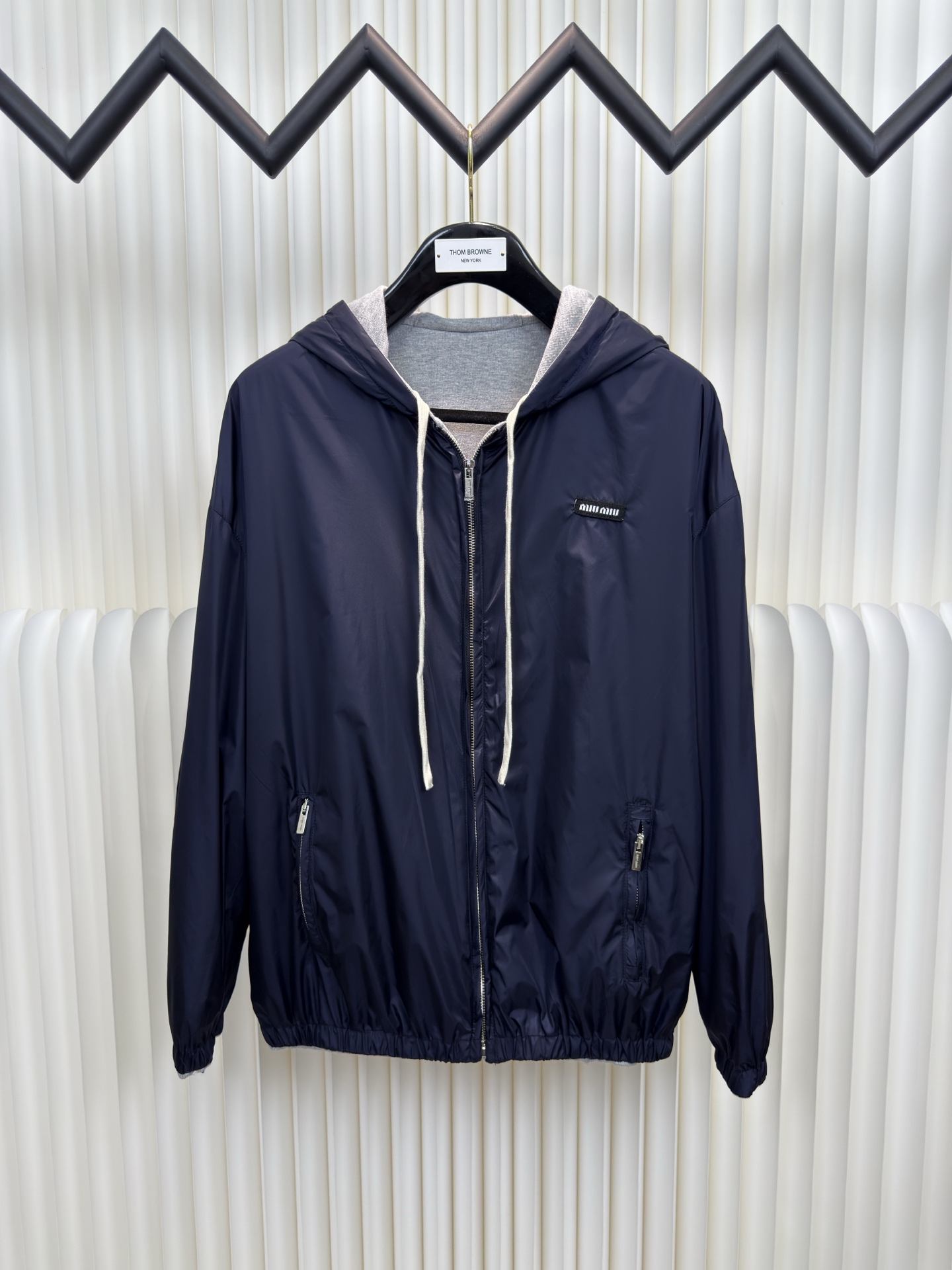 Miu Miu 双面穿连帽卫衣针织面采用400g/m²高克重双纱毛圈布，采用双纱并线编织，比单纱毛圈提升