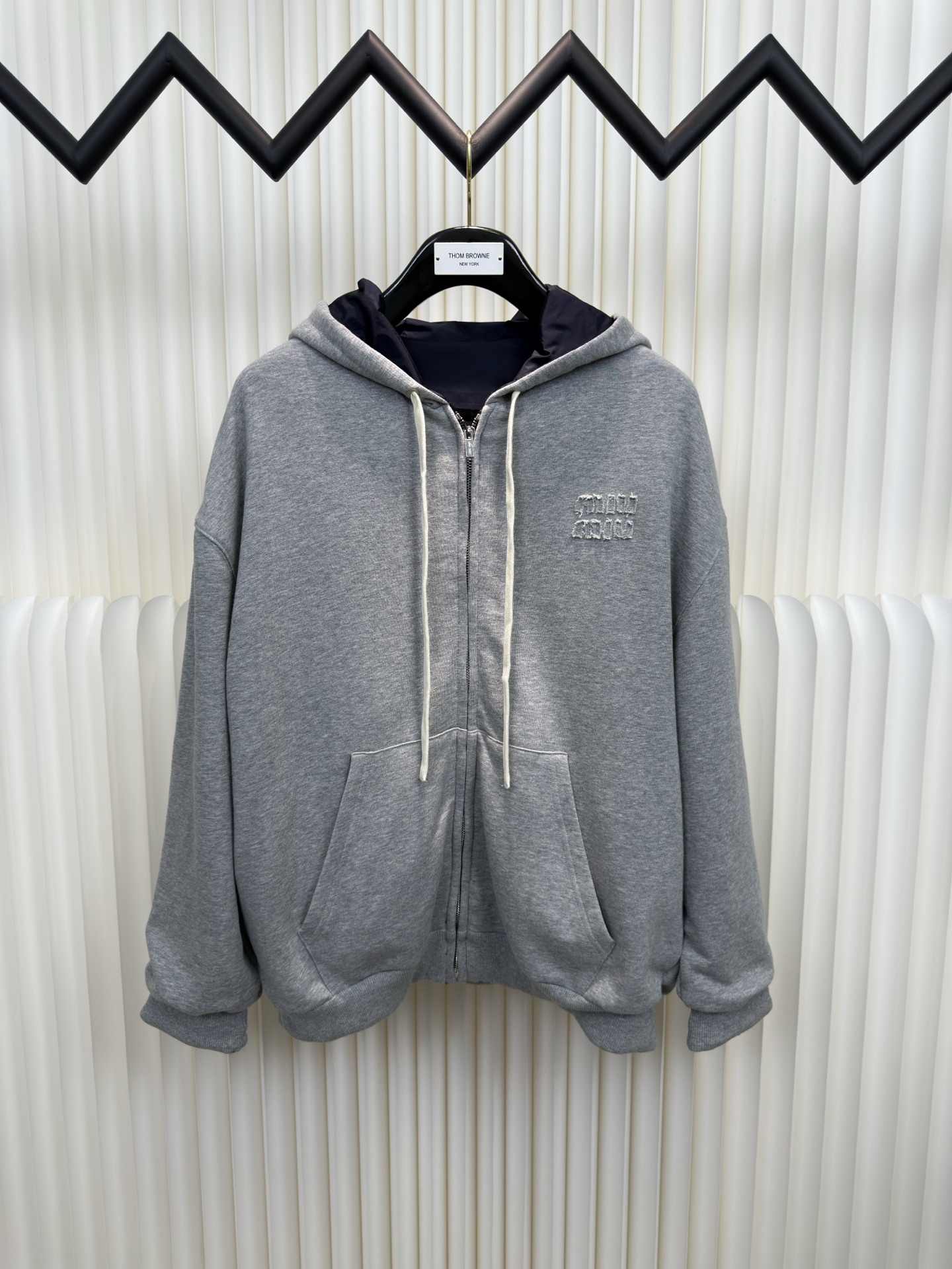 Miu Miu 双面穿连帽卫衣针织面采用400g/m²高克重双纱毛圈布，采用双纱并线编织，比单纱毛圈提升