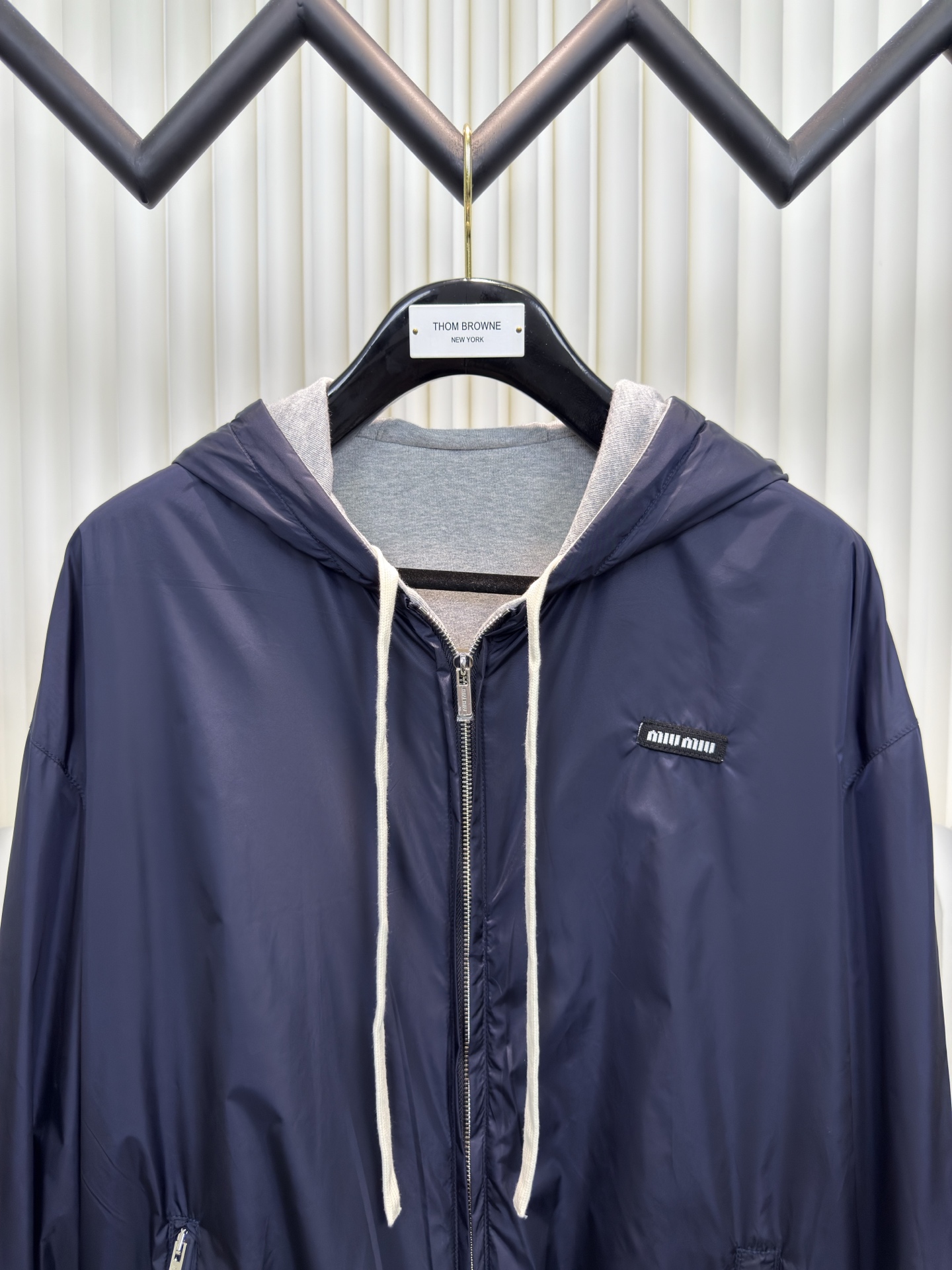 Miu Miu 双面穿连帽卫衣针织面采用400g/m²高克重双纱毛圈布，采用双纱并线编织，比单纱毛圈提升