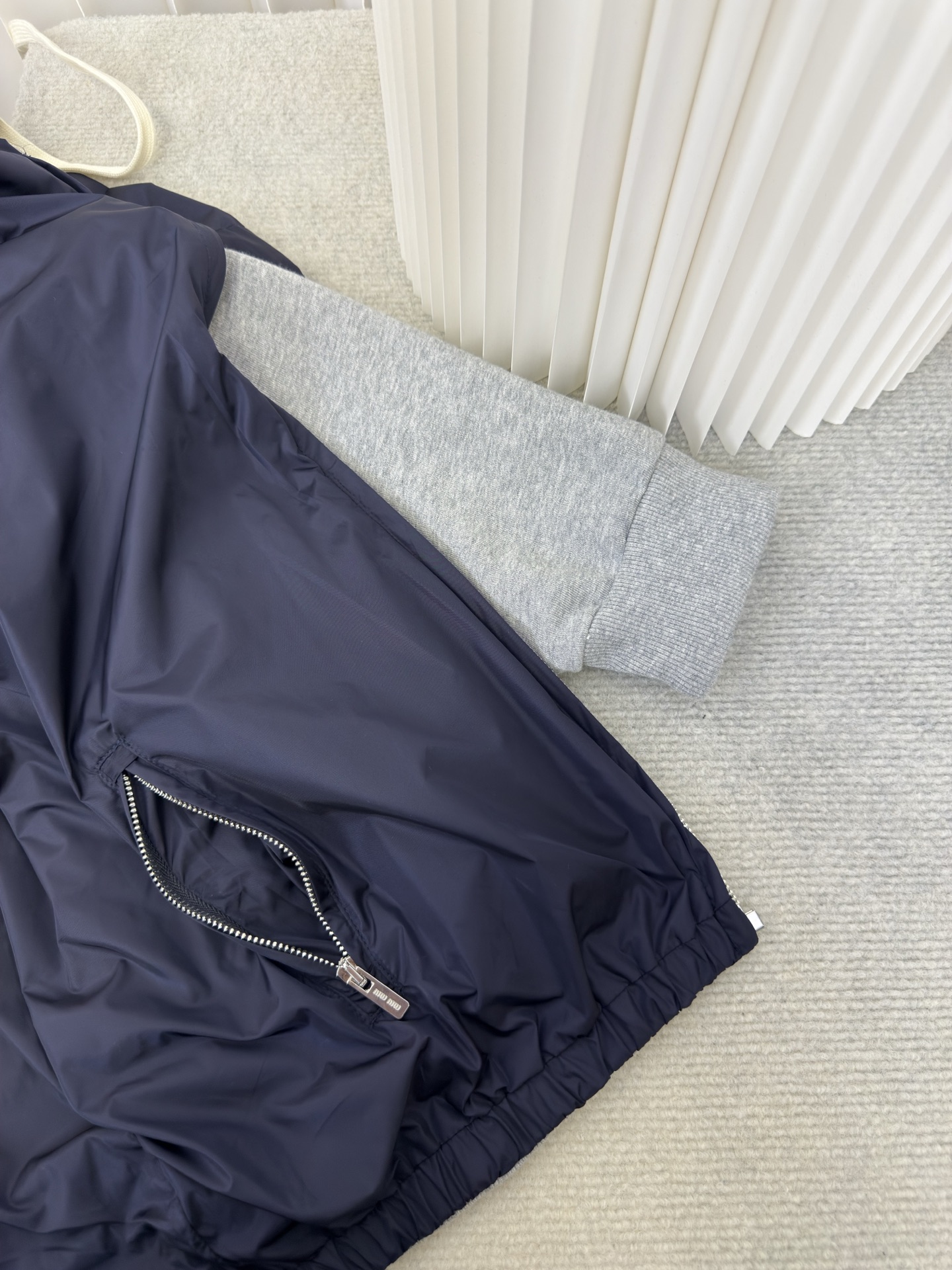 Miu Miu 双面穿连帽卫衣针织面采用400g/m²高克重双纱毛圈布，采用双纱并线编织，比单纱毛圈提升