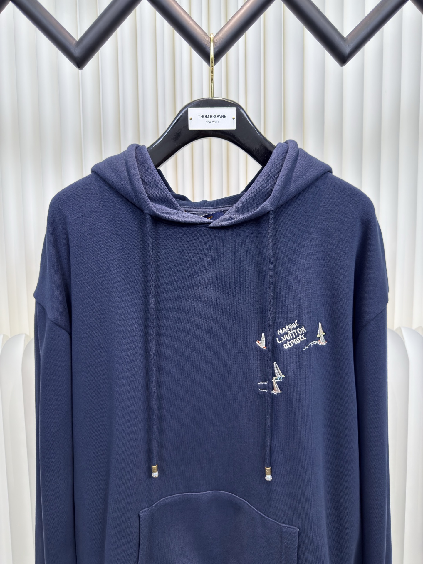 路易威登Lv帆船刺绣连帽卫衣原版15,100购入开发，面料采用全棉无尘毛料380g卫衣料罗纹采用21支2