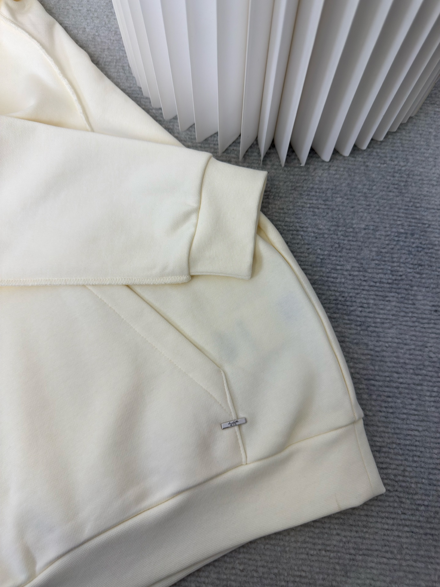 路易威登Lv纯色套头帽衫长袖卫衣正品7899购入，潮牌双股360克抓毛卫衣料，2*2潮牌螺纹400克我机