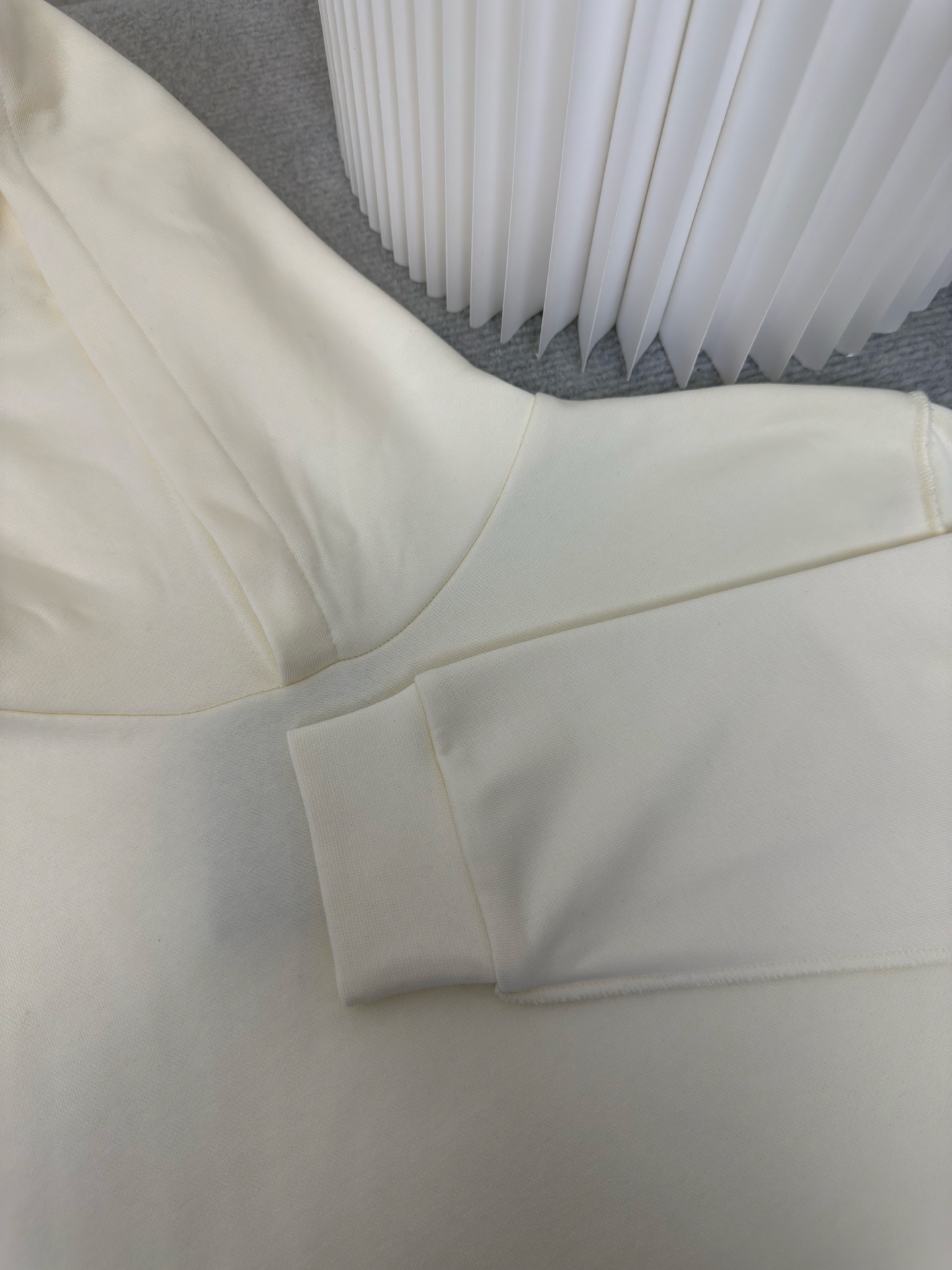 路易威登Lv纯色套头帽衫长袖卫衣正品7899购入，潮牌双股360克抓毛卫衣料，2*2潮牌螺纹400克我机