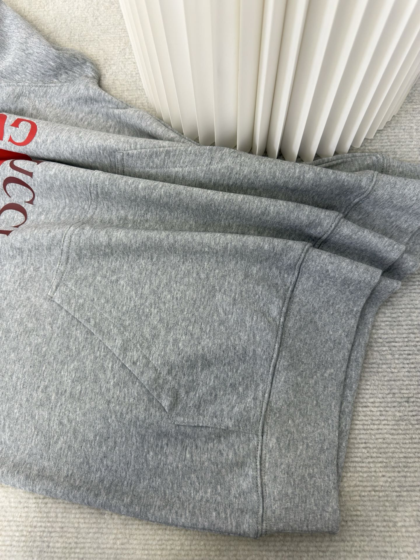 古驰Gucci 方块印花连帽卫衣原版9,900购入开发，面料采用定制定染素韵麻灰雅棉针织料 纹理细腻 舒