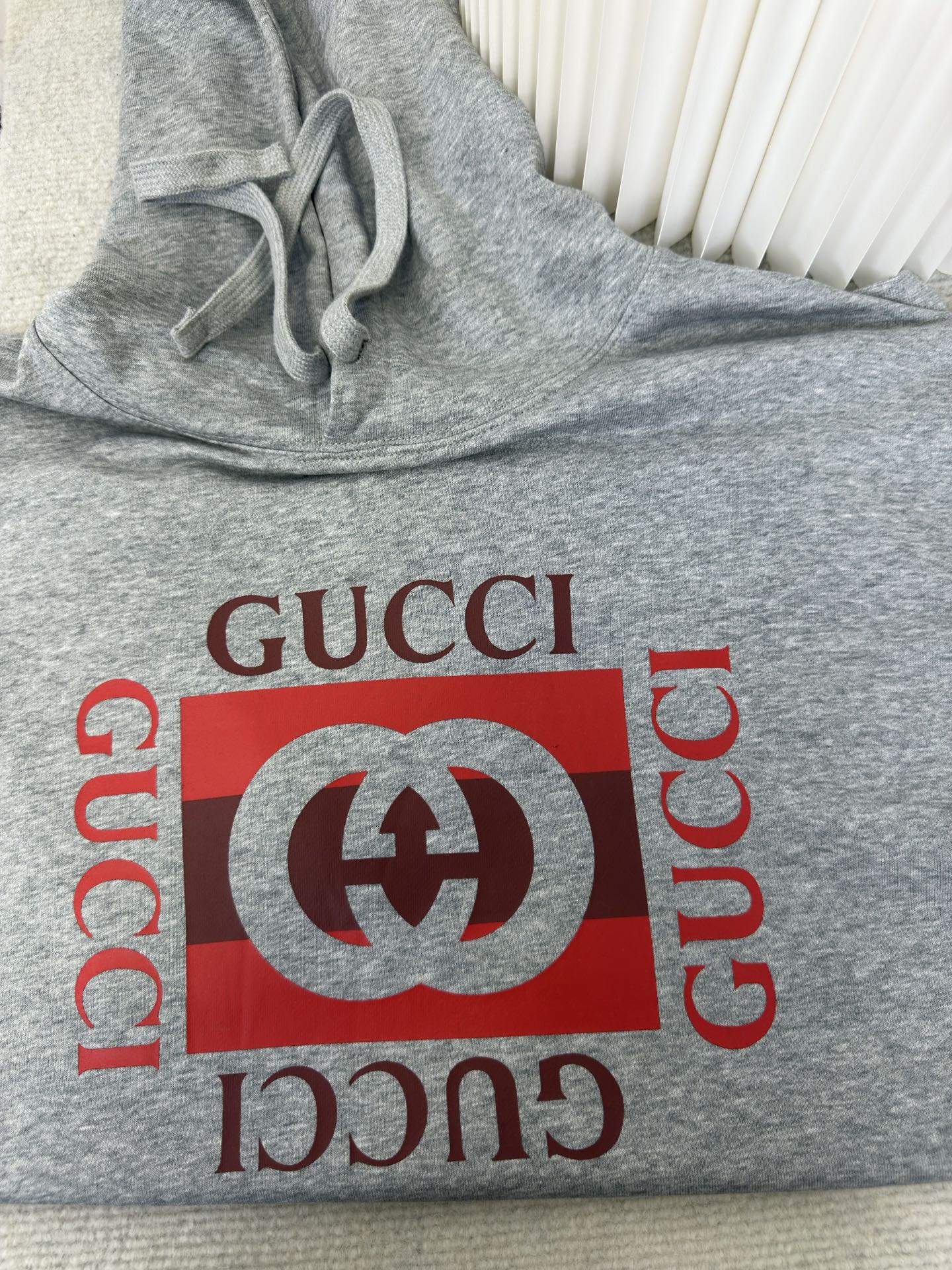 古驰Gucci 方块印花连帽卫衣原版9,900购入开发，面料采用定制定染素韵麻灰雅棉针织料 纹理细腻 舒