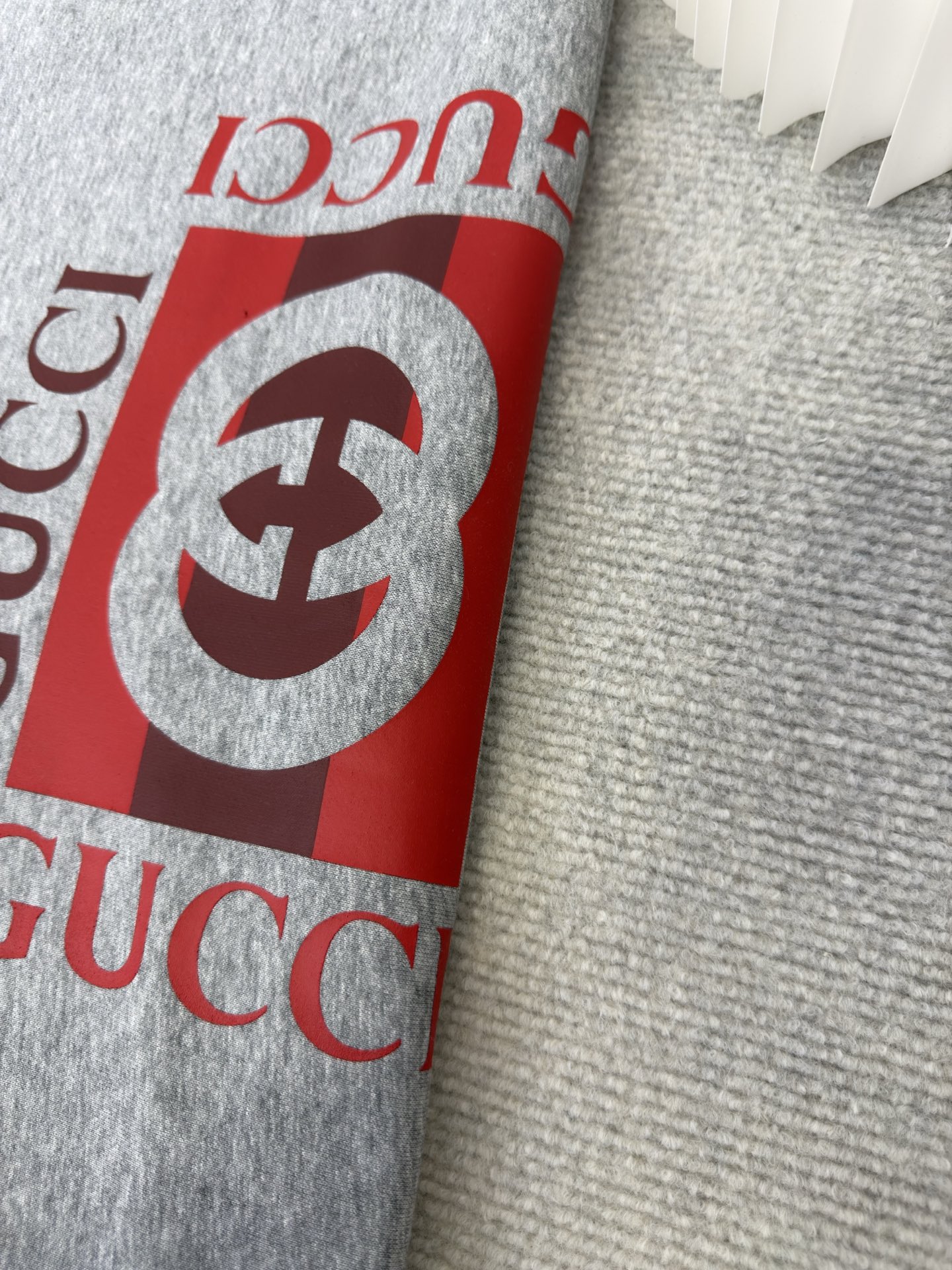 古驰Gucci 方块印花连帽卫衣原版9,900购入开发，面料采用定制定染素韵麻灰雅棉针织料 纹理细腻 舒