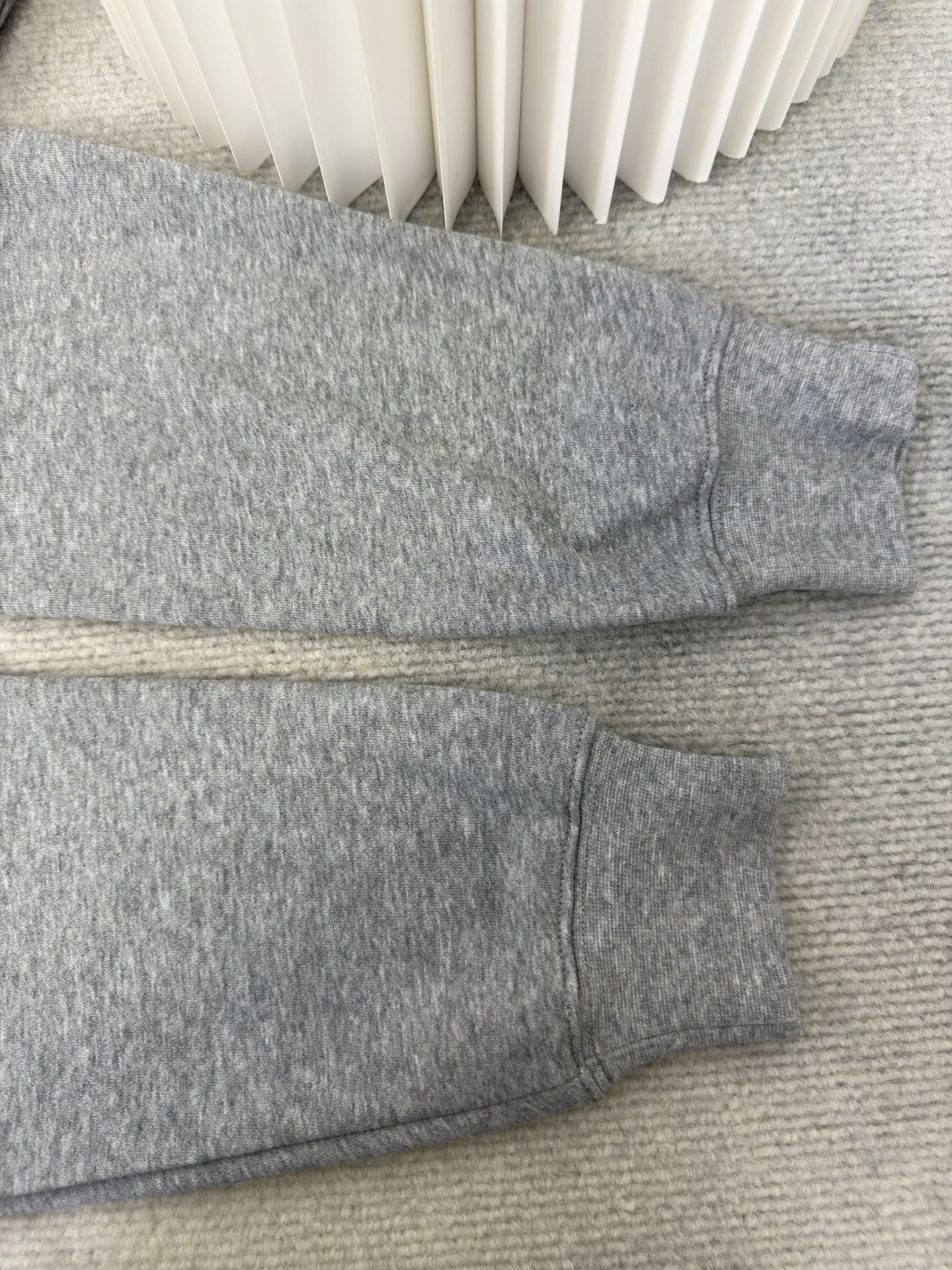 古驰Gucci 方块印花连帽卫衣原版9,900购入开发，面料采用定制定染素韵麻灰雅棉针织料 纹理细腻 舒