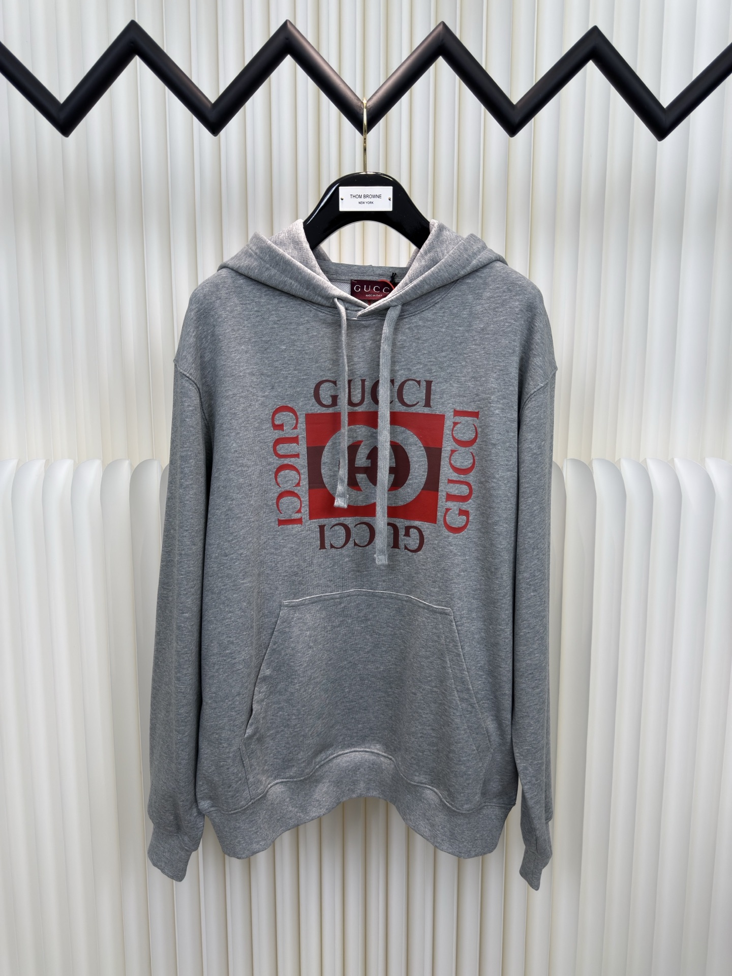 古驰Gucci 方块印花连帽卫衣原版9,900购入开发，面料采用定制定染素韵麻灰雅棉针织料 纹理细腻 舒