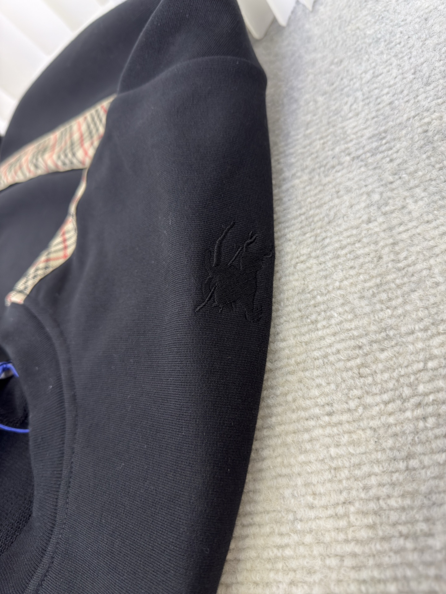 巴宝莉BBR格纹棉质圆领卫衣burberry采用轻盈翻面绒棉质面料，一面光滑的棉质表面，一面经过起绒处理