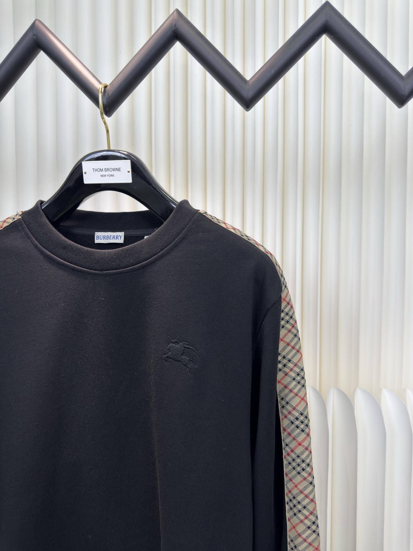 巴宝莉BBR格纹棉质圆领卫衣burberry采用轻盈翻面绒棉质面料，一面光滑的棉质表面，一面经过起绒处理