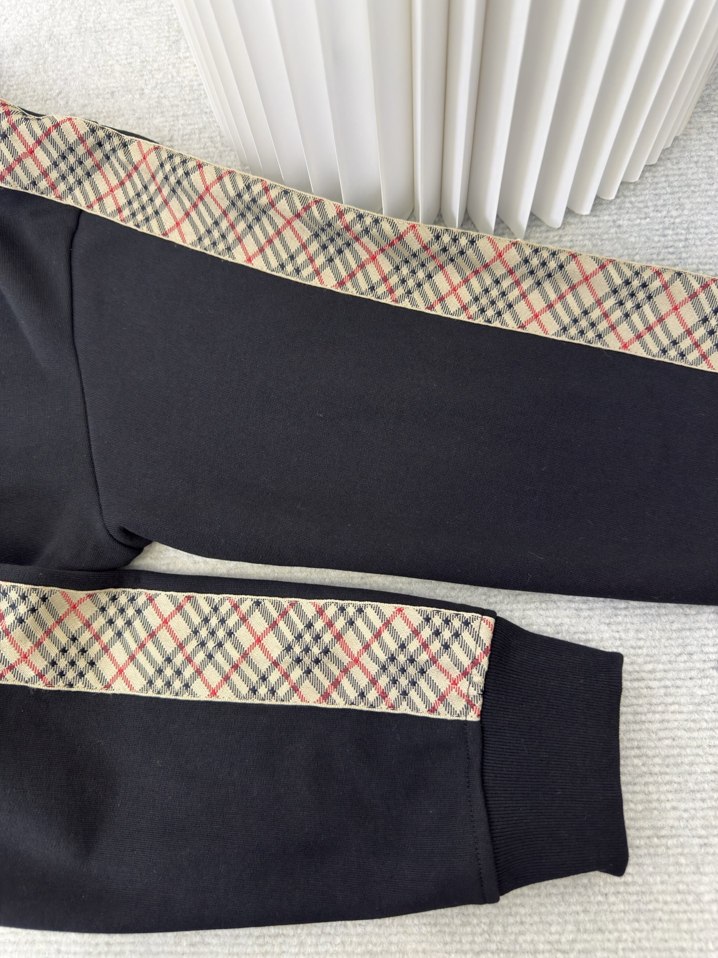 巴宝莉BBR格纹棉质圆领卫衣burberry采用轻盈翻面绒棉质面料，一面光滑的棉质表面，一面经过起绒处理