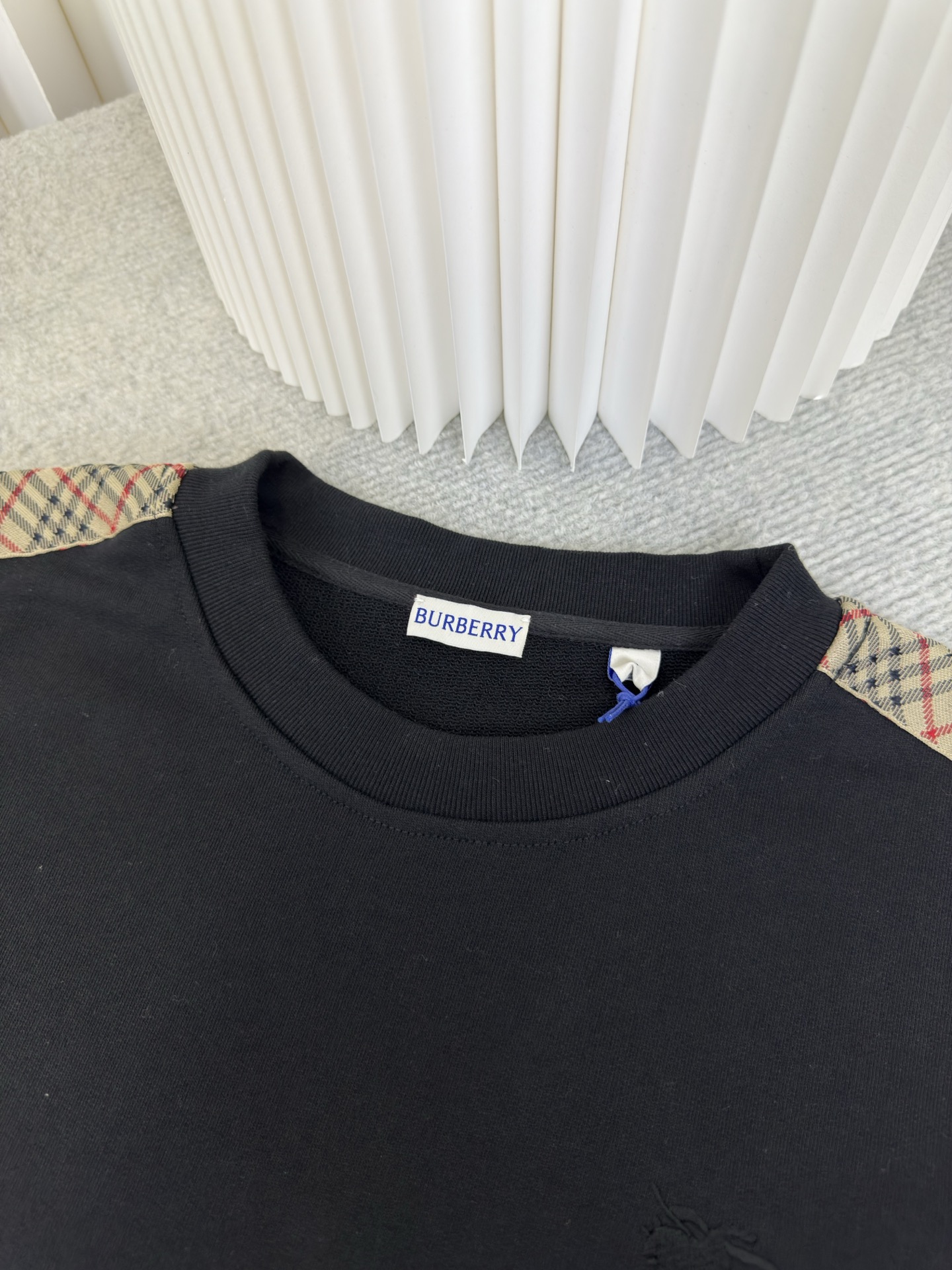 巴宝莉BBR格纹棉质圆领卫衣burberry采用轻盈翻面绒棉质面料，一面光滑的棉质表面，一面经过起绒处理